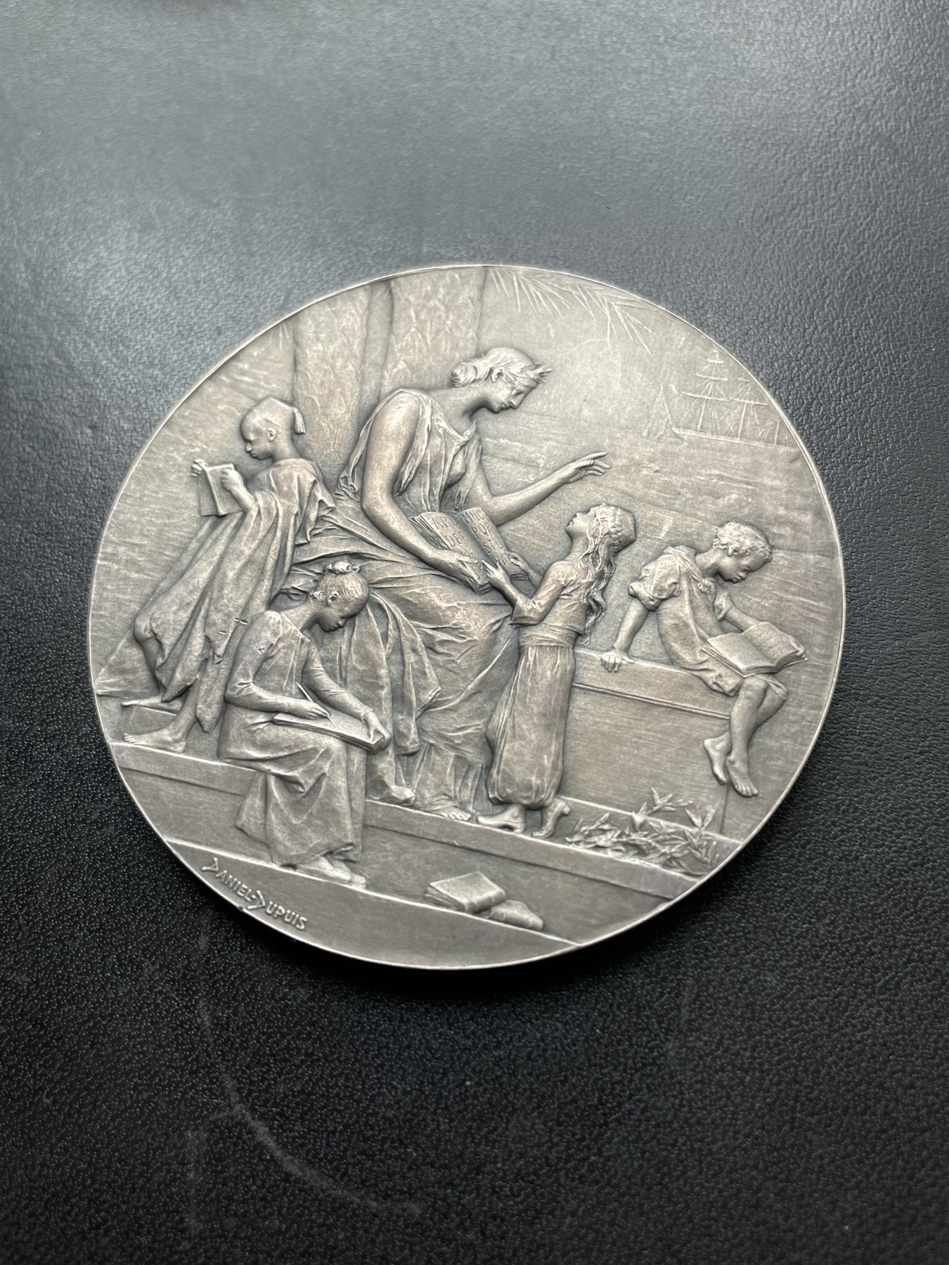 「木头集藏」章牌专场-第40期 D.Dupuis～法语联盟大银章  直径：68 mm，150 g  边铭：丰饶角 ARGENT 