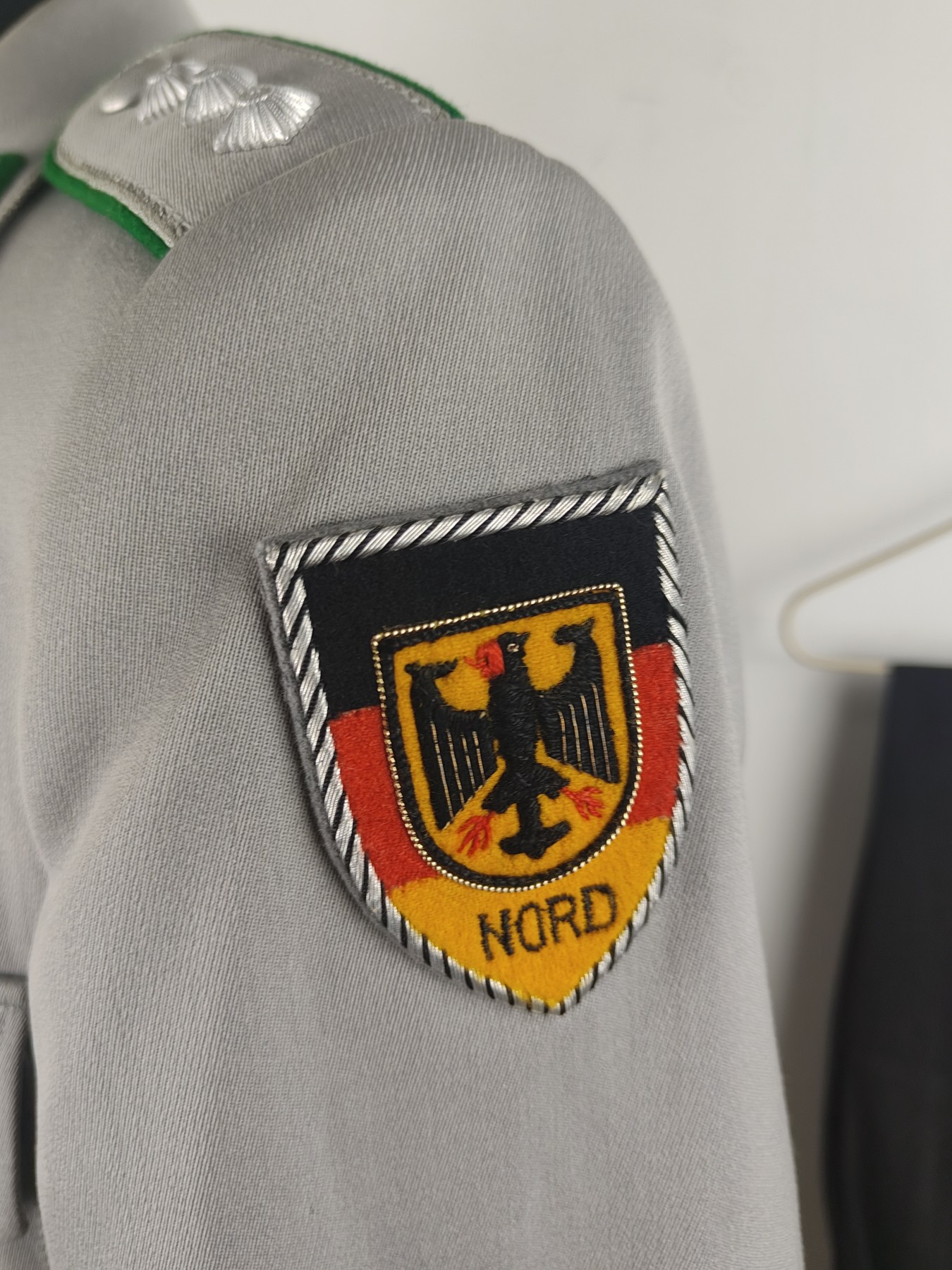 全场0元起拍 第147期 咸鱼国勋章拍卖专场 4月14日（周日）下午6：00开始 西德陆军步兵常服一套 上尉阶级 胸围105 肩宽48 衣长76 袖长60 腰围86 裤长98+10