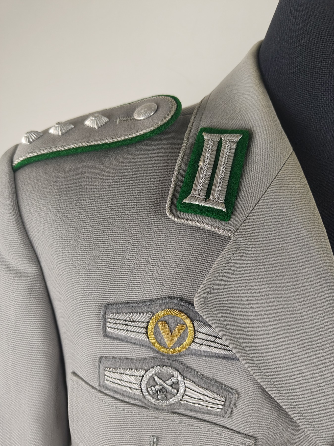 全场0元起拍 第147期 咸鱼国勋章拍卖专场 4月14日（周日）下午6：00开始 西德陆军步兵常服一套 上尉阶级 胸围105 肩宽48 衣长76 袖长60 腰围86 裤长98+10