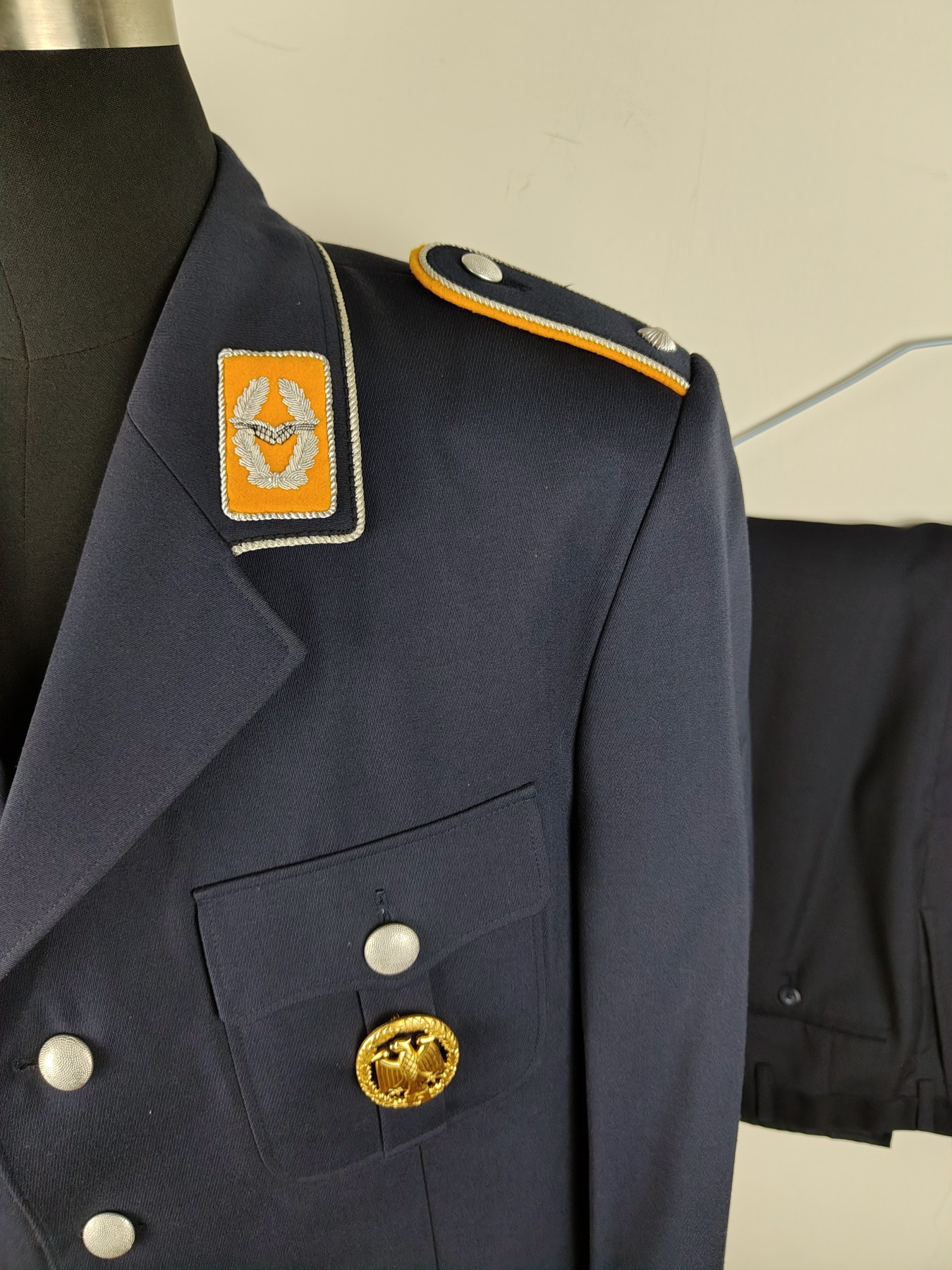 全场0元起拍 第147期 咸鱼国勋章拍卖专场 4月14日（周日）下午6：00开始 西德空军尉官常服一套夏服裤子 胸围110 肩宽50 衣长88 袖长72 腰围86 裤长105