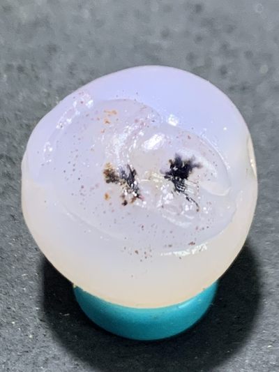 精美高玉化草花纹亚光海洋玉髓手工俏色巧雕独霸一方随形珠一个 - 精美高玉化草花纹亚光海洋玉髓手工俏色巧雕独霸一方随形珠一个