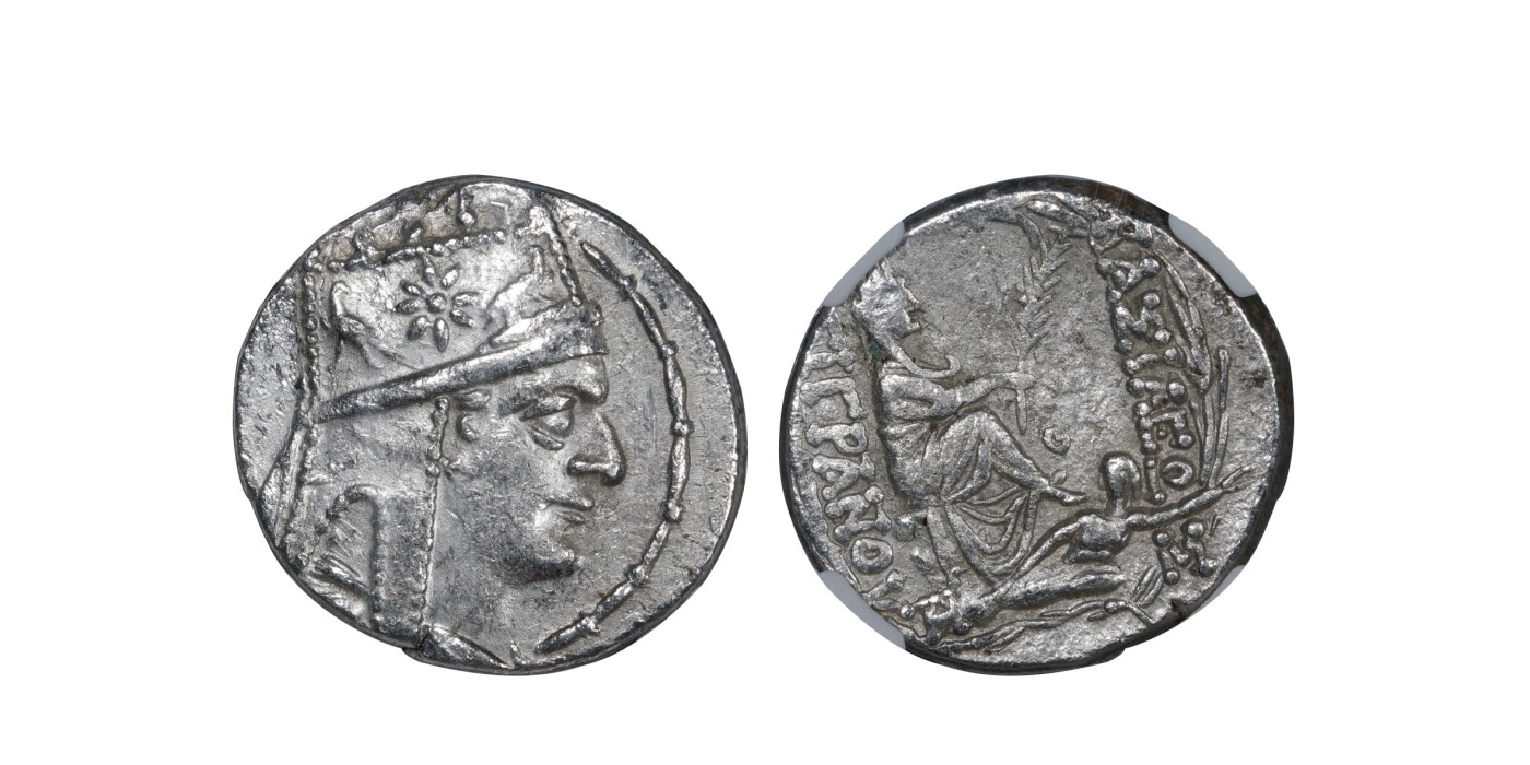 南京三省2024年春季拍卖会 公元前95年-前56年古希腊亚美尼亚王国提格兰二世与财富女神提喀4德拉克马银币 NGC XF,评级编号：6821697-018