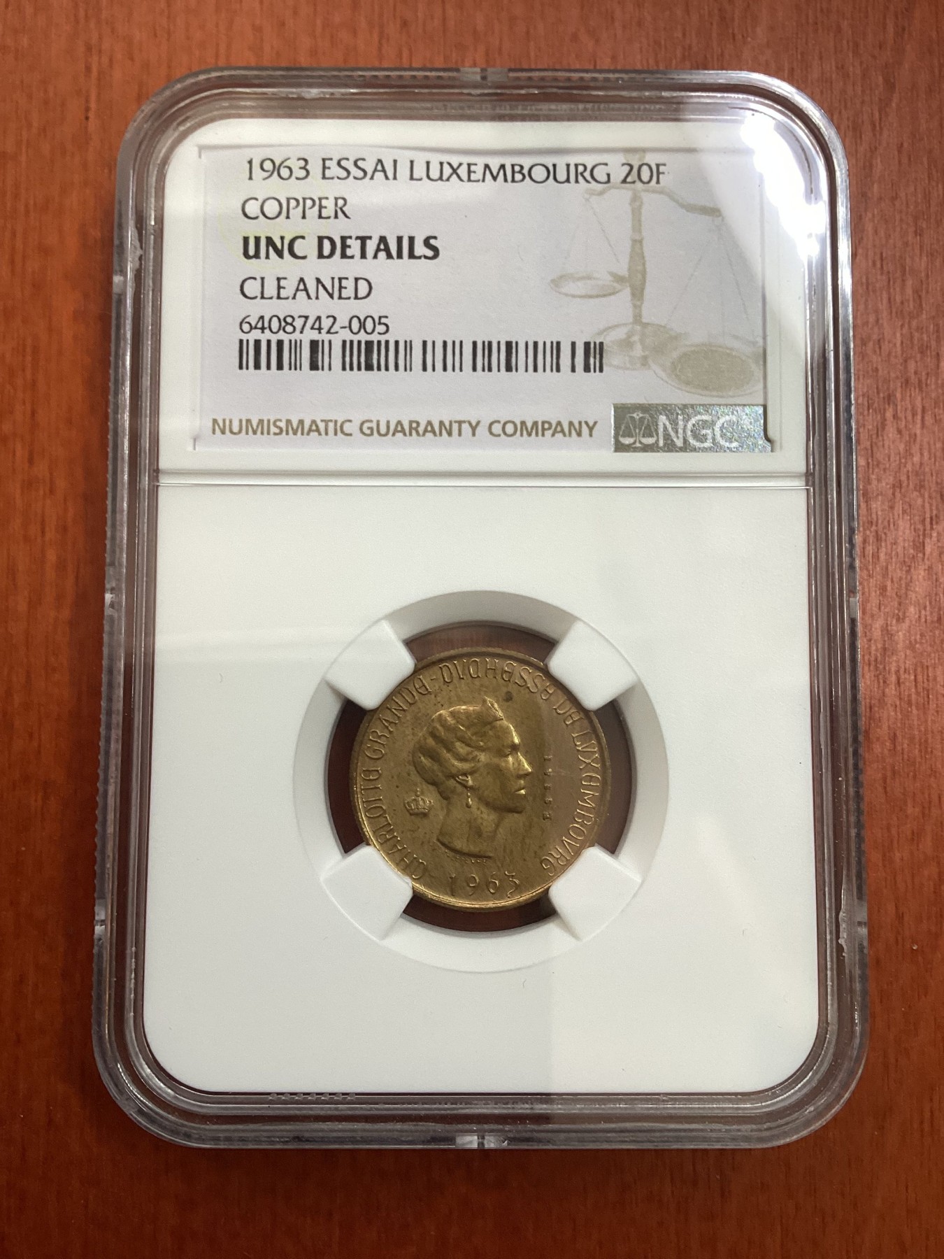 长老汇龙年精选第四场 1963卢森堡夏洛特女大公20法郎铜样币，NGC UNC，量很少，估计在100枚左右，看不出有清洗