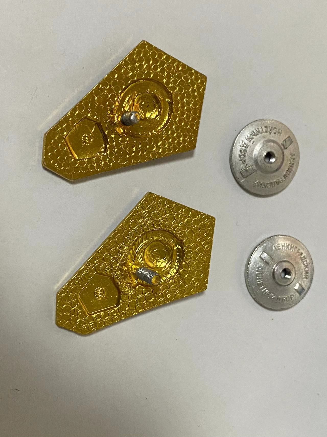 苏联勋章奖章4月11日拍卖第九期4月14日晚上九点结束 苏联校徽铝制 工程学院2枚