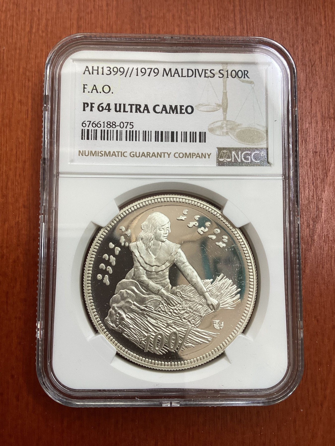 长老汇龙年精选第四场 AH1399//1979 马尔代夫FAO100卢菲亚精制银币，NGC PF64UC，更高分仅有14枚，发行量8000枚
