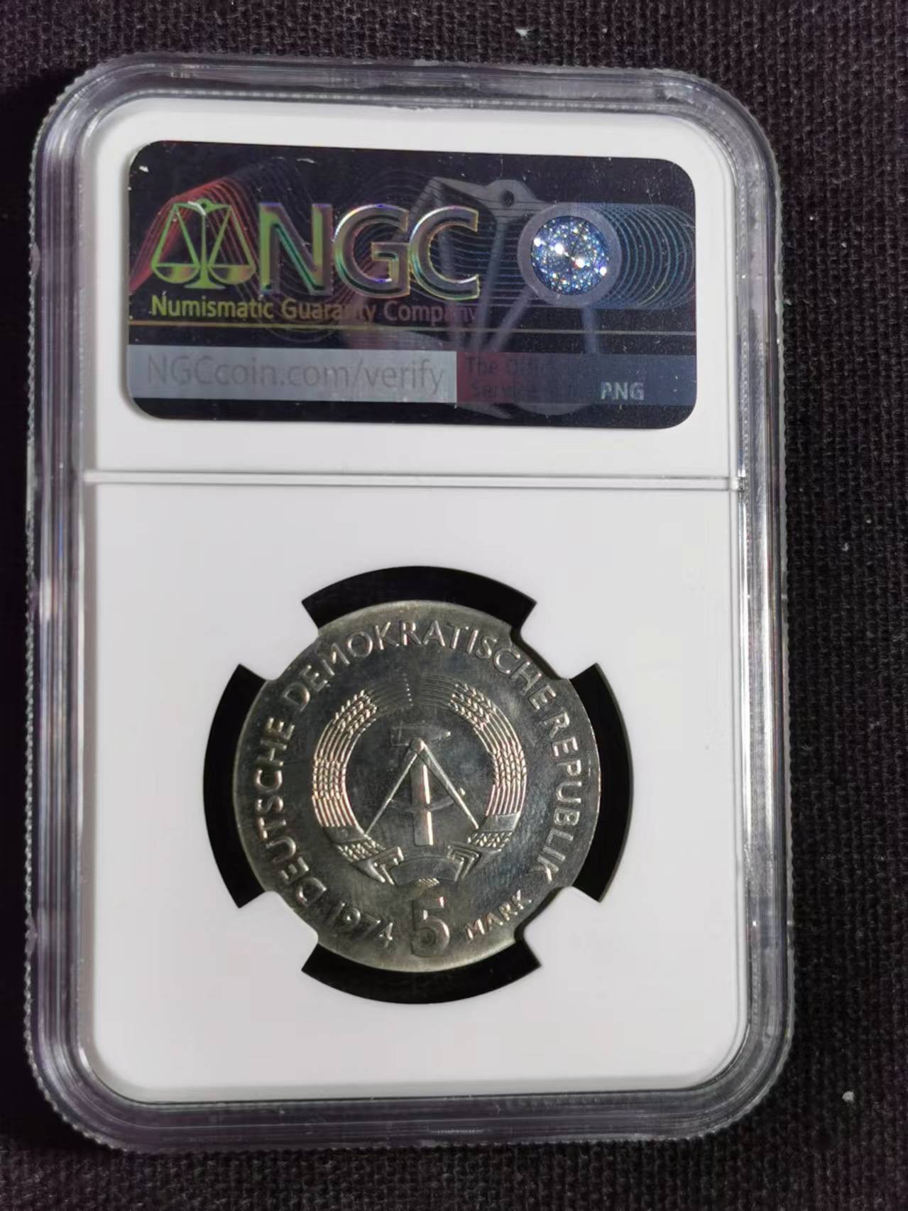 刘世昌艺术品销售中心～虎踞龙蟠*金杨在线联拍群第515期 民主德国1974年“菲利普.雷斯～雷斯单向电话发明者”逝世一百周年5马克纪念币（NGC MS65 串号：6415595-036）1枚。