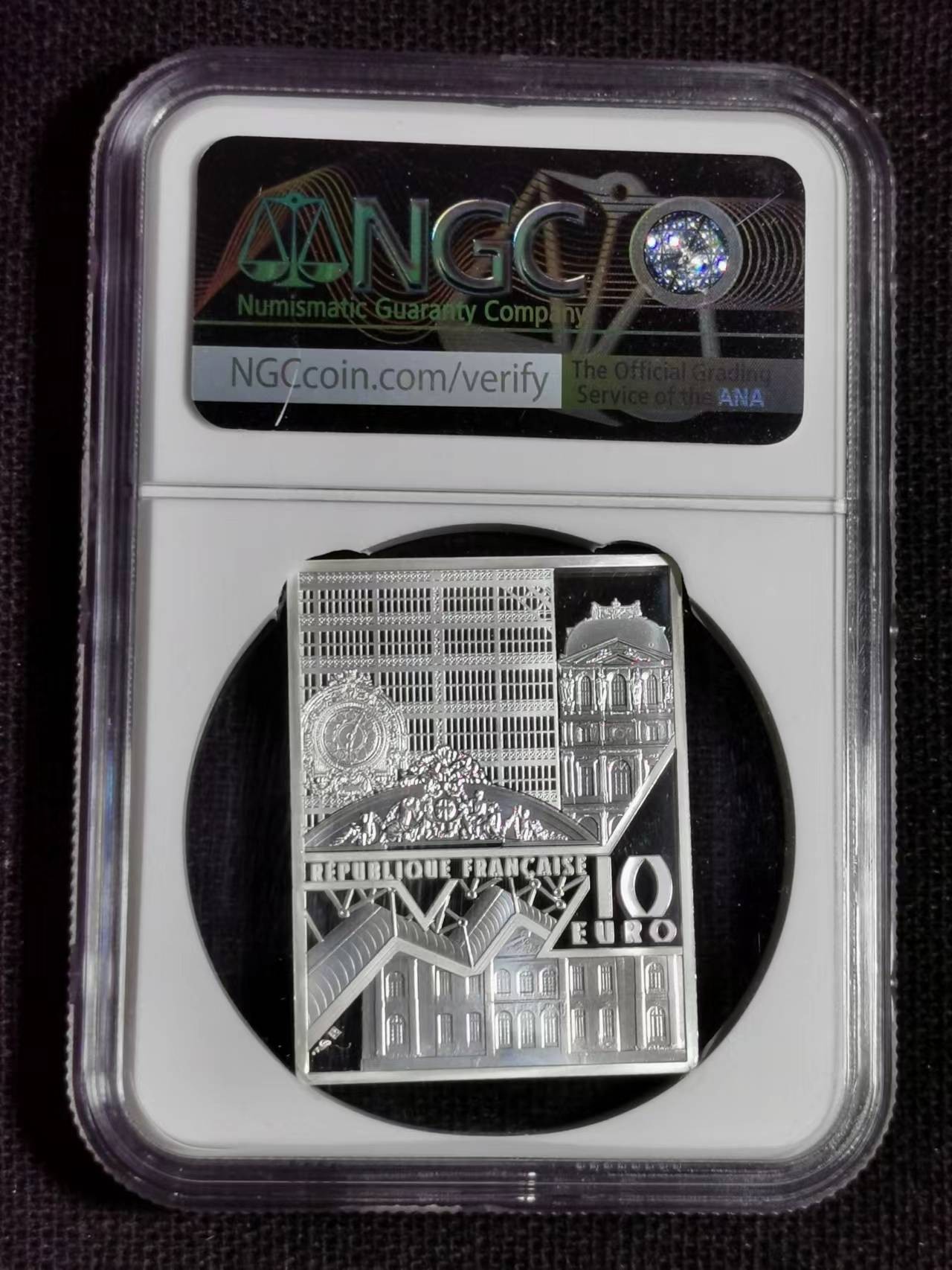 刘世昌艺术品销售中心～虎踞龙蟠*金杨在线联拍群第509期 法国2023年卢浮宫杰作～维杰.勒布朗《执玫瑰的玛丽.安托瓦内特》10欧元彩色矩形精制银币（NGC PF70UC 6393592-004）1枚，原盒证。