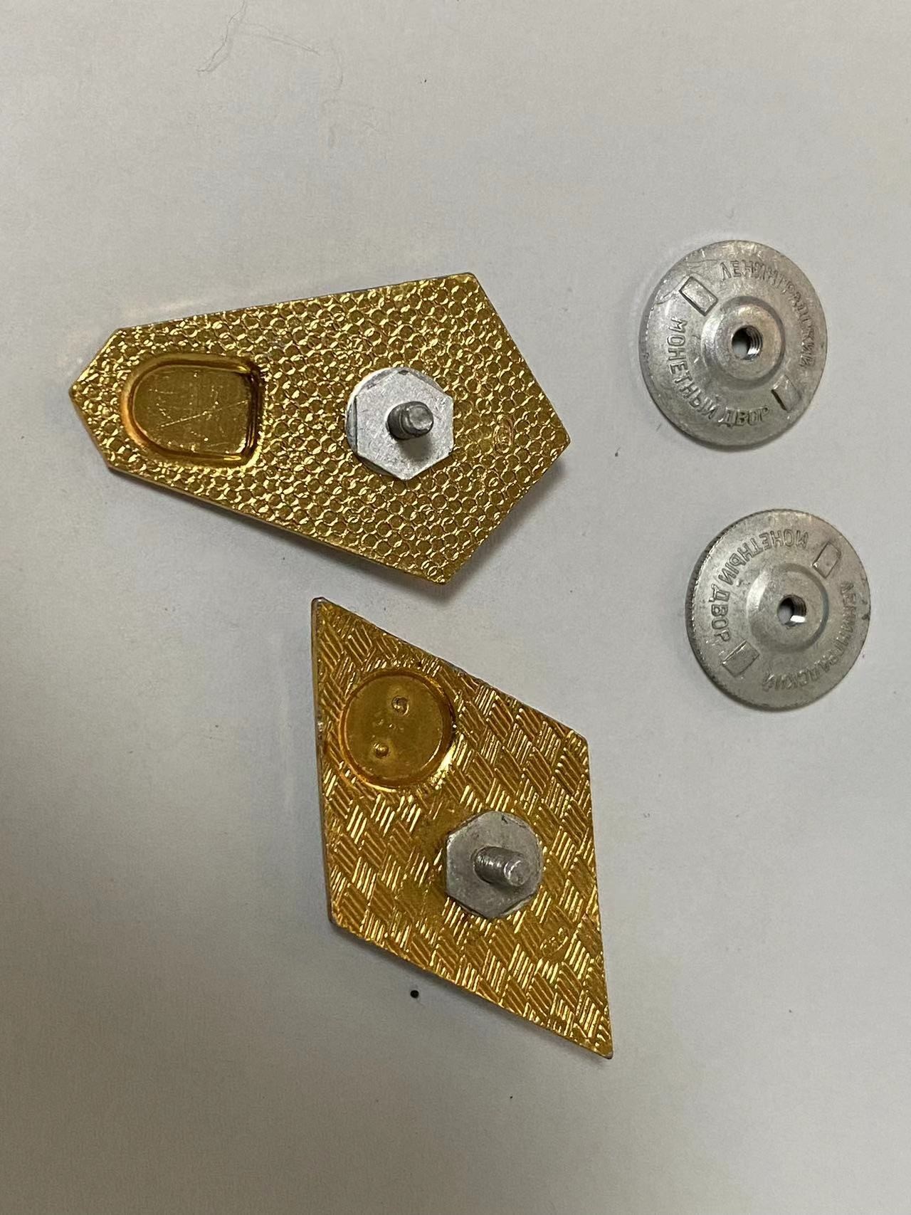 苏联勋章奖章4月11日拍卖第九期4月14日晚上九点结束 苏联校徽铝制 政治学院2枚 不同类型