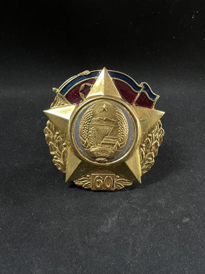 戎马世界章牌大赏第64期，朝鲜专场 - 朝鲜建国60周年纪念勋章，最新最靠近现在的60周年版本。比较少见