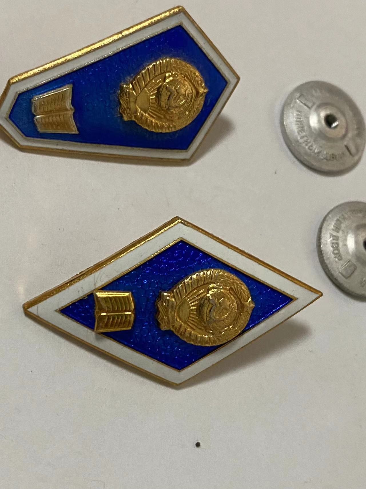 苏联勋章奖章4月11日拍卖第九期4月14日晚上九点结束 苏联校徽铝制 政治学院2枚 不同类型