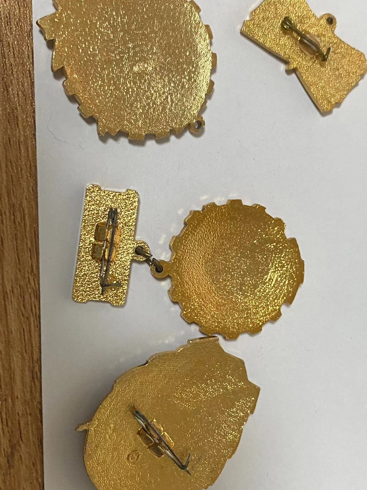 苏联勋章奖章4月11日拍卖第九期4月14日晚上九点结束 三个红旗手其中一个少个环