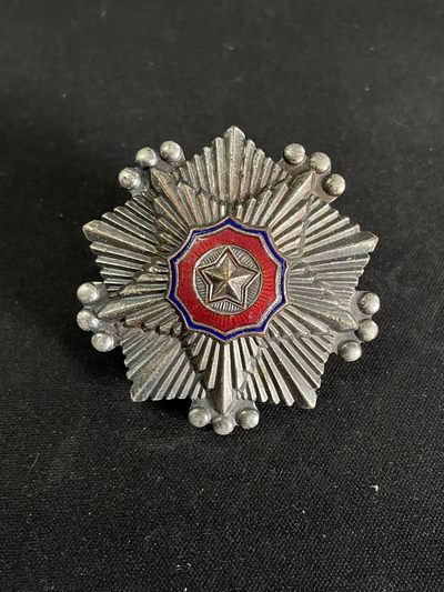 戎马世界章牌大赏第64期，朝鲜专场 - 朝鲜三级国旗勋章，早期横针版，编号716xx（后两位看不清）