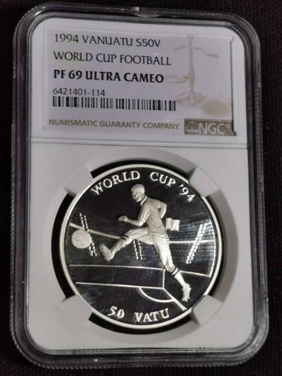 刘世昌艺术品销售中心～虎踞龙蟠*金杨在线联拍群第509期 - 瓦努阿图1994年世界杯足球赛50瓦图精制纪念银币（NGC PF69UC 串号：6421401-114）1枚。