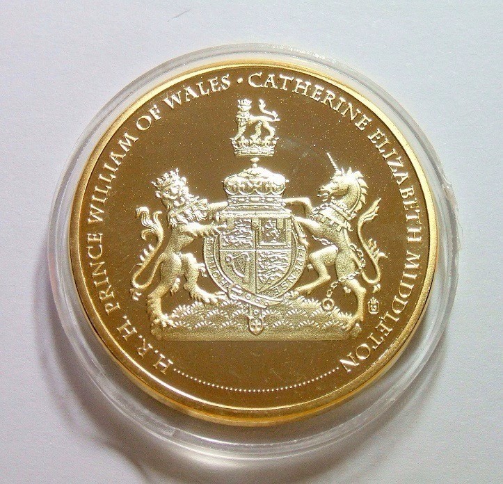 英国2010年 威廉王子与凯特订婚带宝石精制大镀金章 40MM