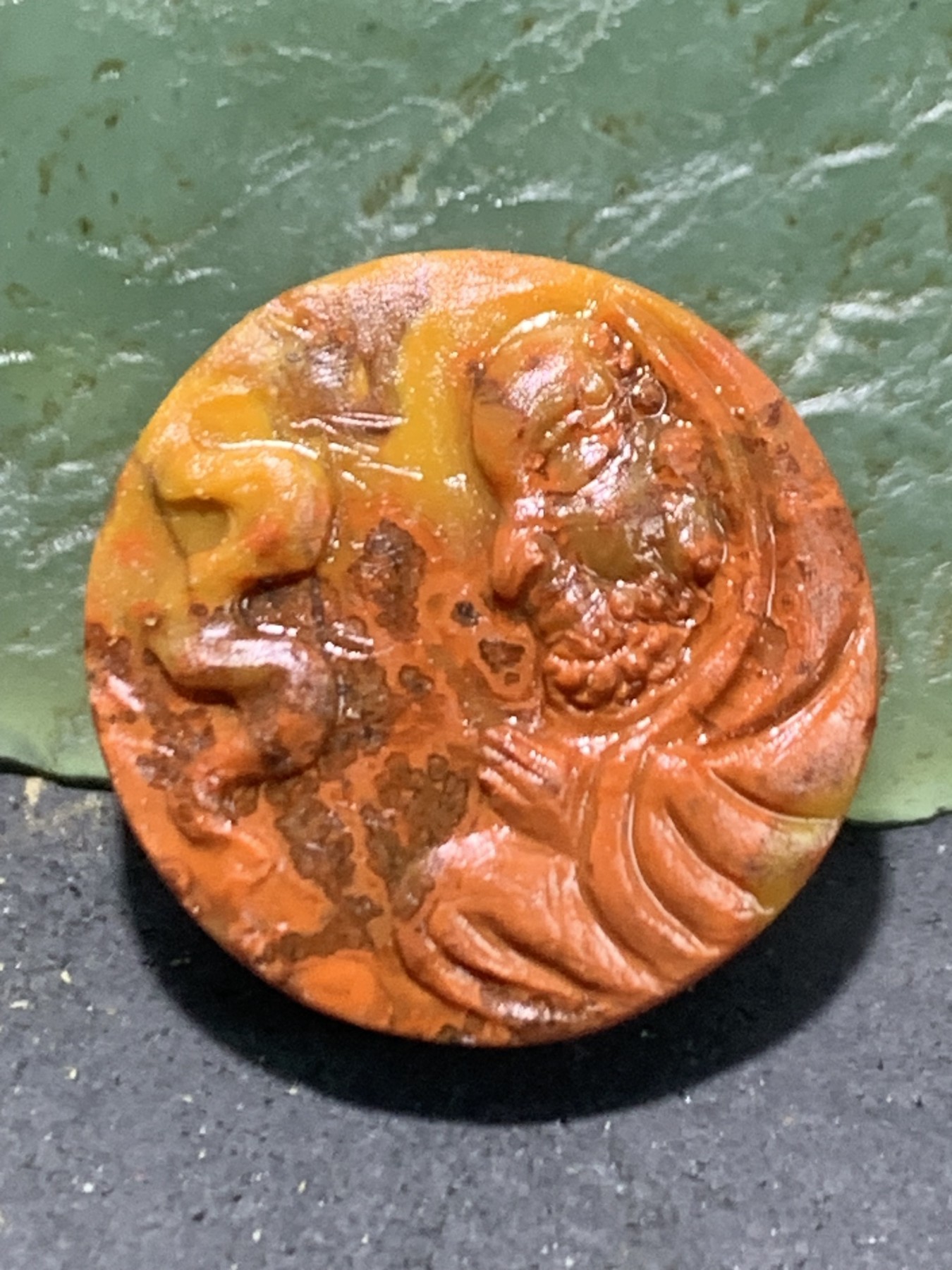 精美亚光草花纹战国红玛瑙手工俏色巧雕达摩祖师板珠一个！