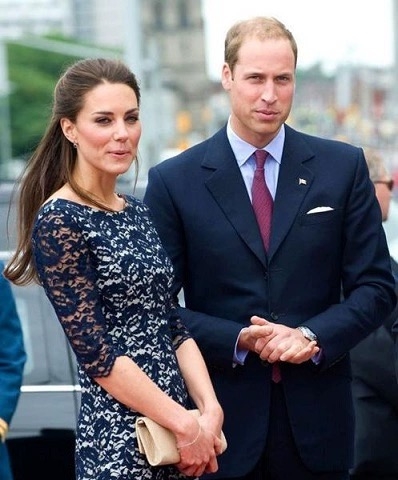 英国2010年 威廉王子与凯特订婚带宝石精制大镀金章 40MM
