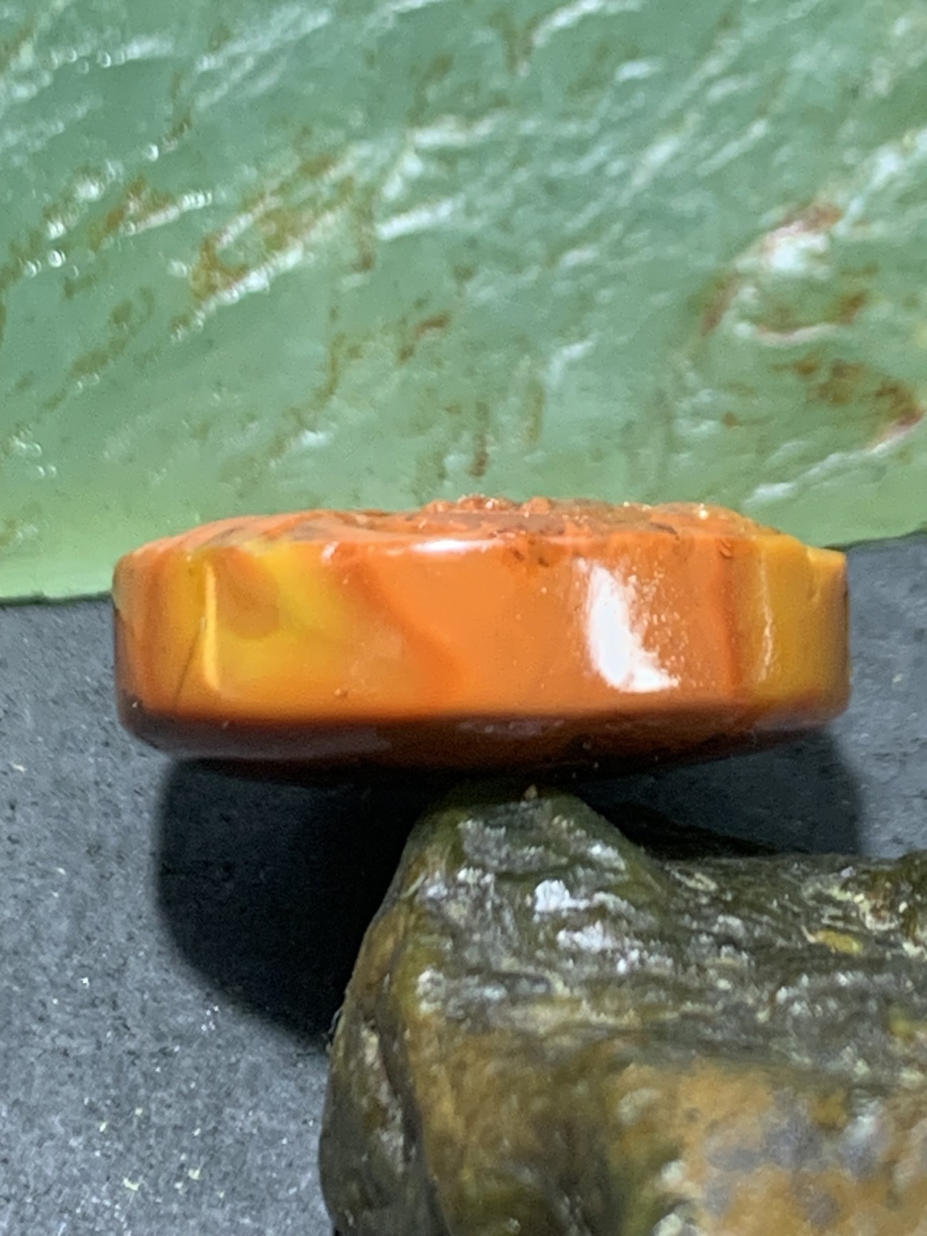 精美亚光草花纹战国红玛瑙手工俏色巧雕达摩祖师板珠一个！