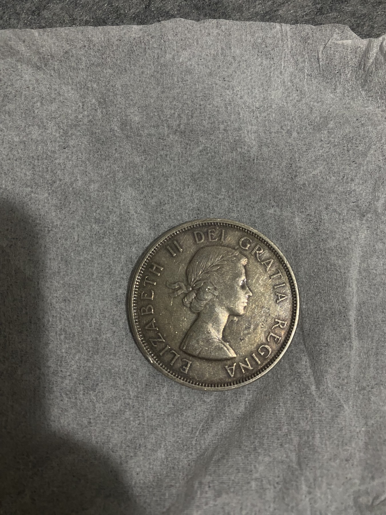 加拿大1961划船银币，伊丽莎白女王头像。正面人像有非常漂亮的黑色五彩包浆。