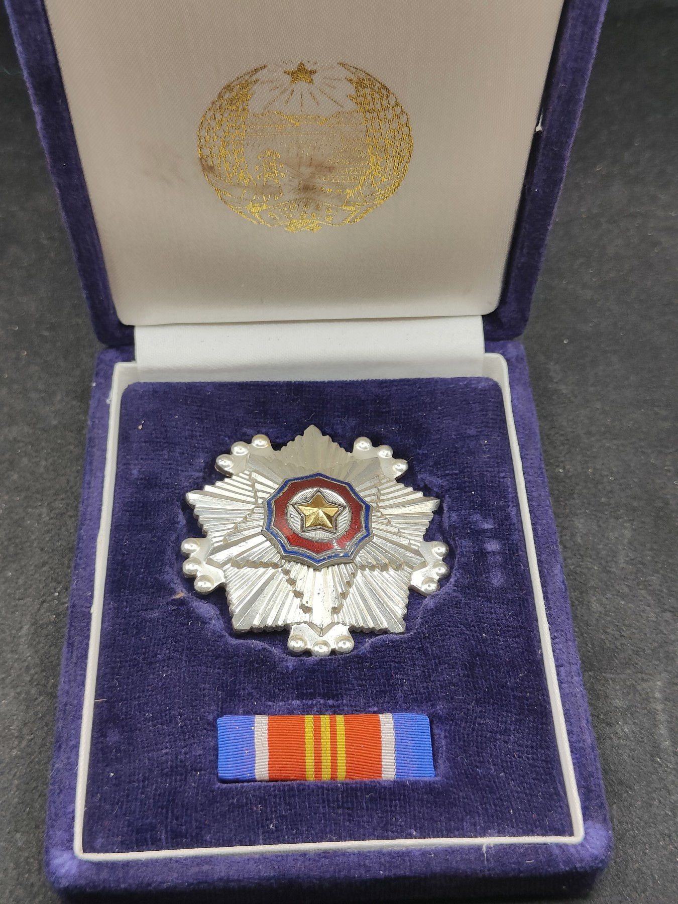 全场0元起拍 第148期 咸鱼国勋章拍卖专场 4月17日（周三）下午6：00开始 朝总联版烫金国徽盒三级国旗勋章带盒略