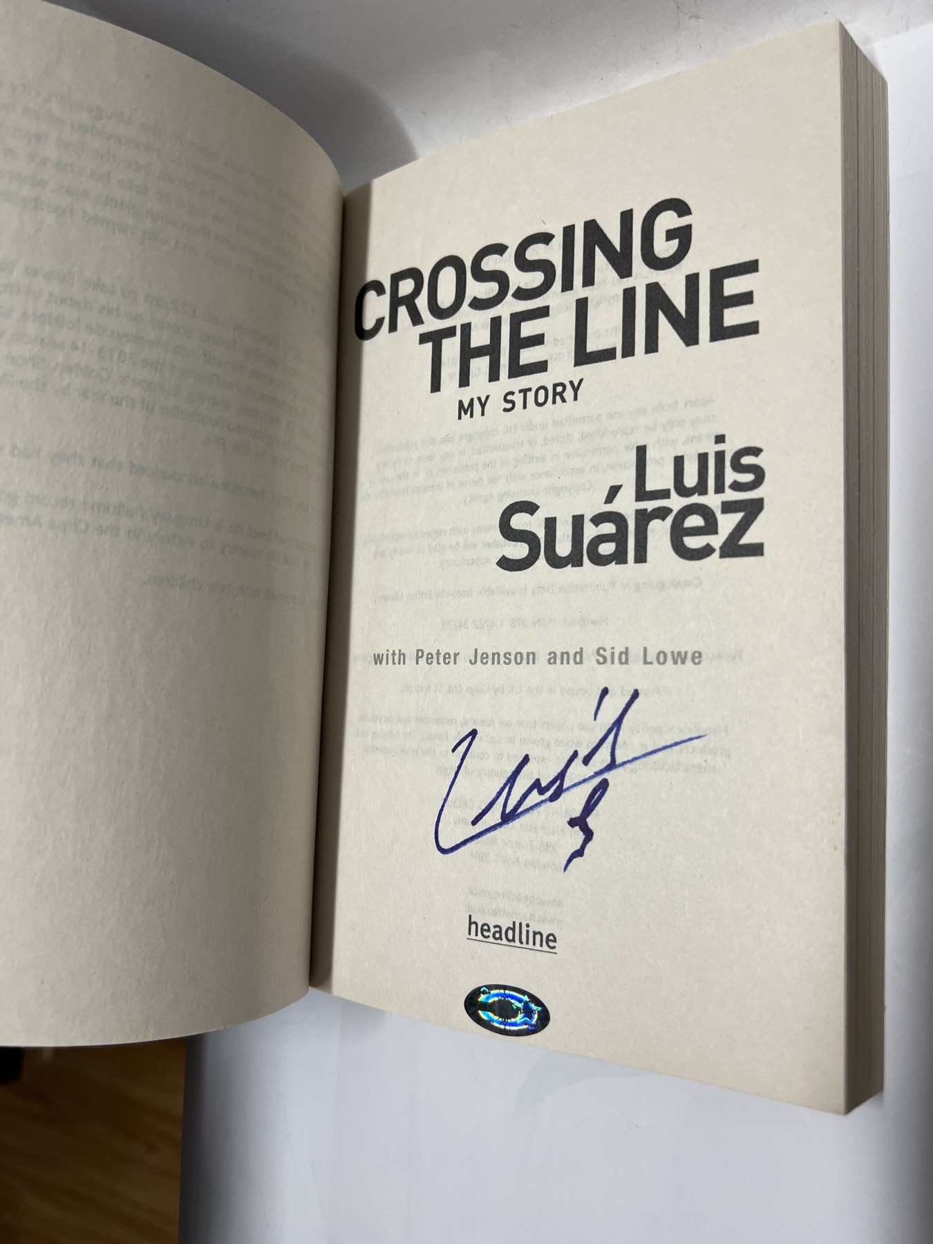 零元拍：龅牙苏 路易斯.苏亚雷斯亲笔签名自传《Crossing the line》