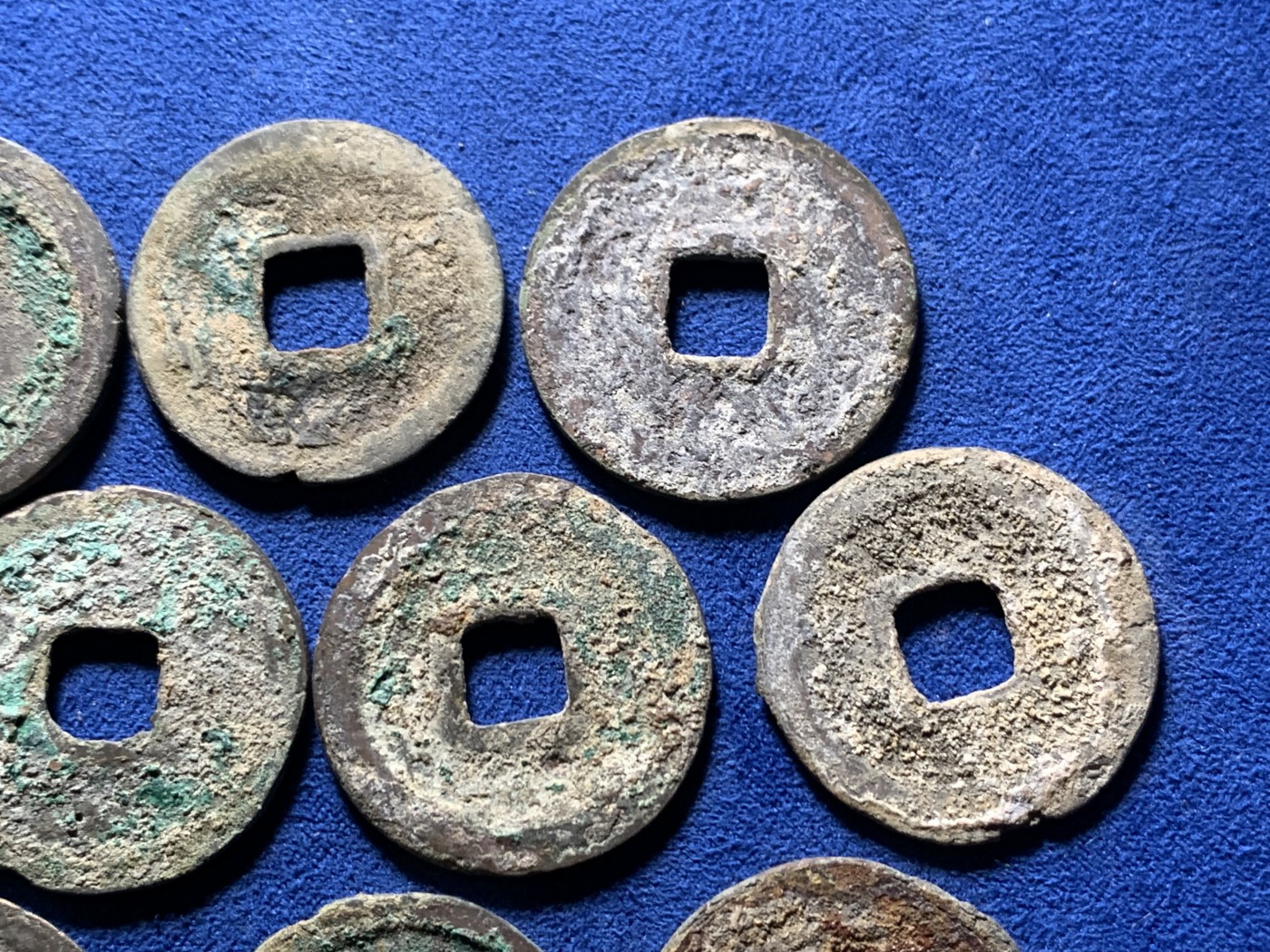 《竞宝斋》第258场-周日，周一 2场连拍 (全场包邮) 12枚一组 南宋折钱，2建炎，7绍兴，1嘉定，2淳熙，绍兴建炎清理完应该不错，嘉定品相一般，但均无漏裂，单买都要几十的东西。