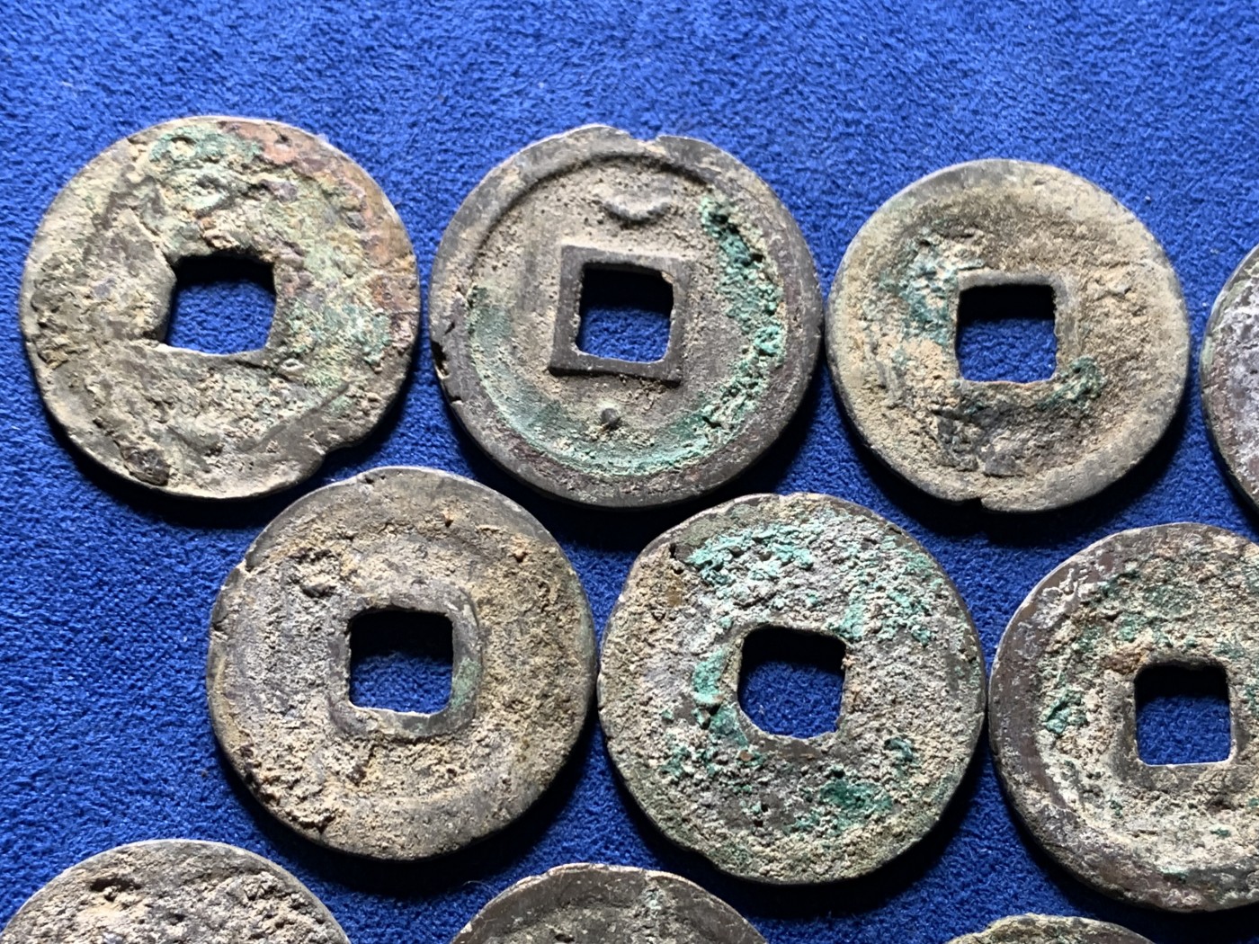 《竞宝斋》第258场-周日，周一 2场连拍 (全场包邮) 12枚一组 南宋折钱，2建炎，7绍兴，1嘉定，2淳熙，绍兴建炎清理完应该不错，嘉定品相一般，但均无漏裂，单买都要几十的东西。