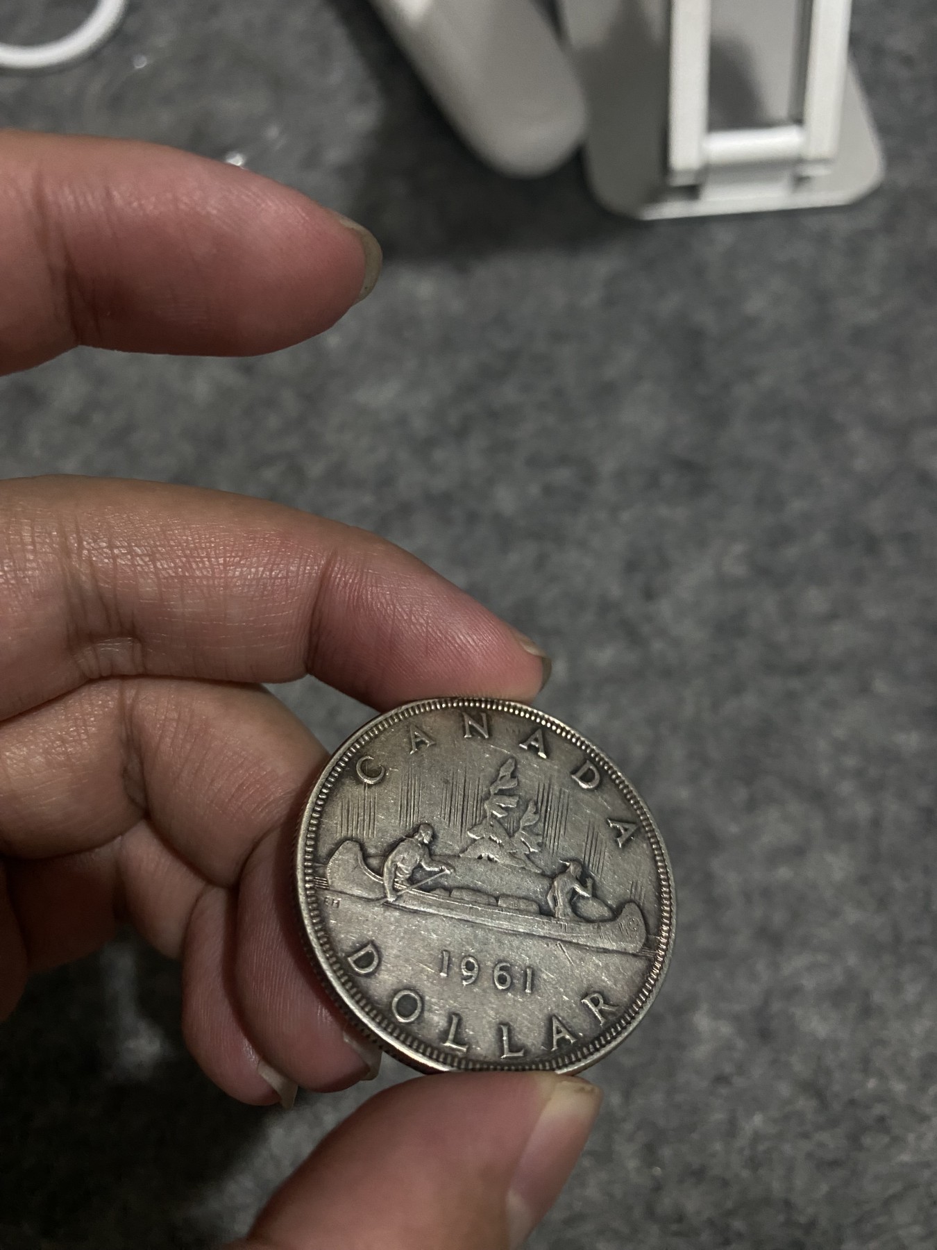 加拿大1961划船银币，伊丽莎白女王头像。正面人像有非常漂亮的黑色五彩包浆。