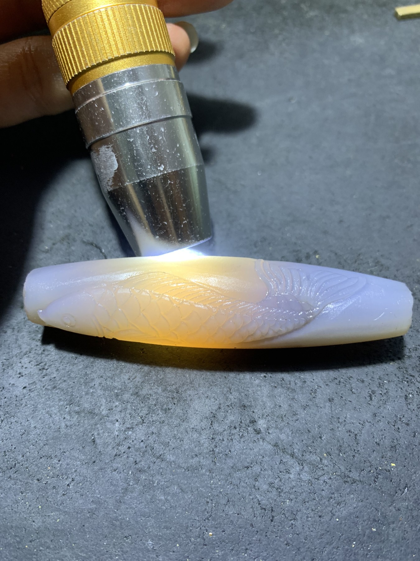 精美亚光巴西玛瑙手工俏色巧雕鲤鱼出水吊坠（把件）一个！