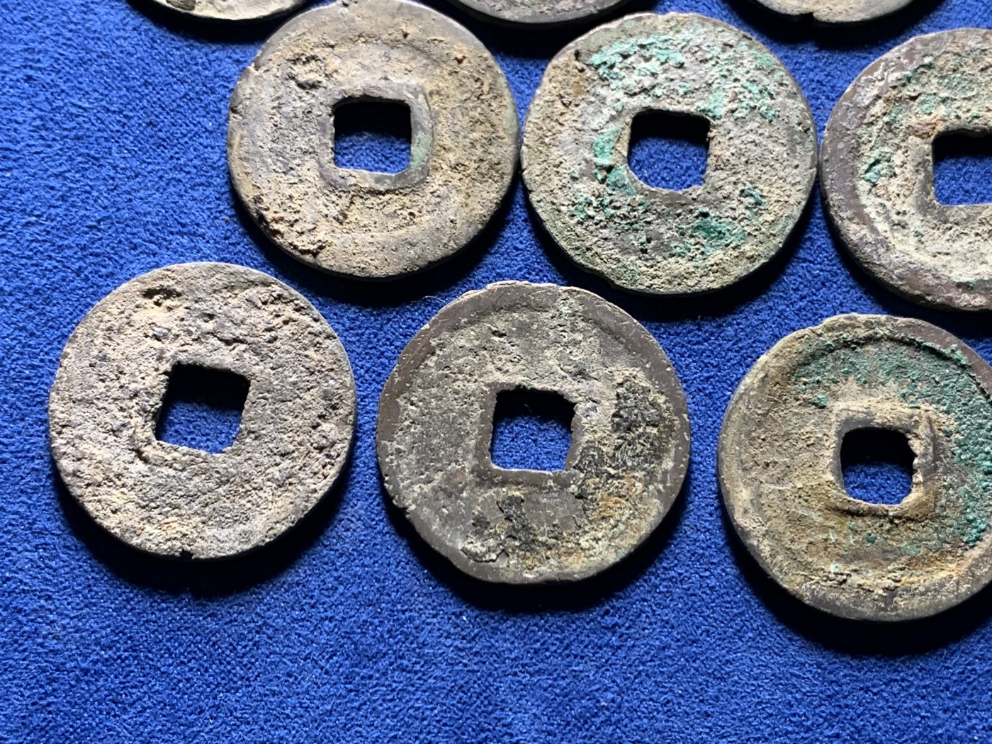 《竞宝斋》第258场-周日，周一 2场连拍 (全场包邮) 12枚一组 南宋折钱，2建炎，7绍兴，1嘉定，2淳熙，绍兴建炎清理完应该不错，嘉定品相一般，但均无漏裂，单买都要几十的东西。