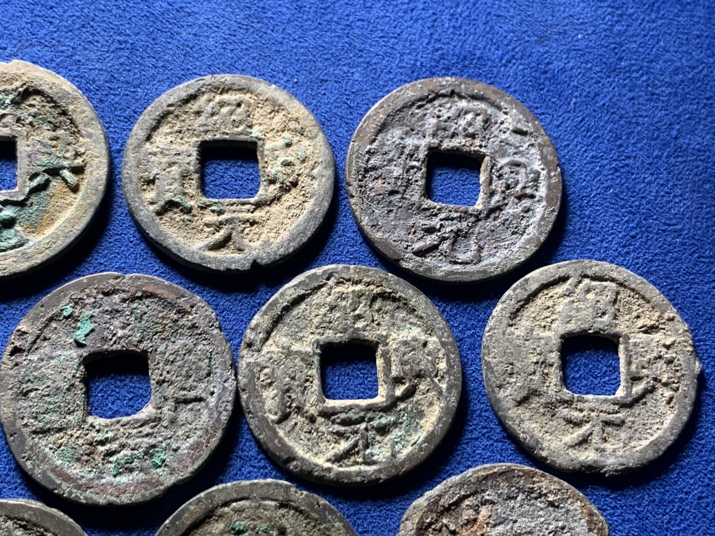 《竞宝斋》第258场-周日，周一 2场连拍 (全场包邮) 12枚一组 南宋折钱，2建炎，7绍兴，1嘉定，2淳熙，绍兴建炎清理完应该不错，嘉定品相一般，但均无漏裂，单买都要几十的东西。