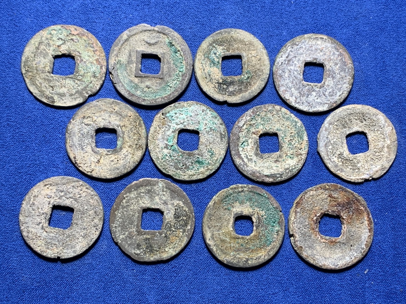 《竞宝斋》第258场-周日，周一 2场连拍 (全场包邮) 12枚一组 南宋折钱，2建炎，7绍兴，1嘉定，2淳熙，绍兴建炎清理完应该不错，嘉定品相一般，但均无漏裂，单买都要几十的东西。