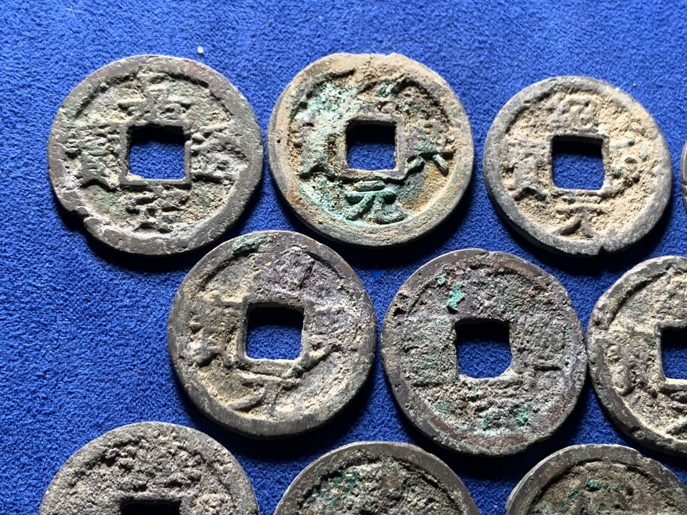 《竞宝斋》第258场-周日，周一 2场连拍 (全场包邮) 12枚一组 南宋折钱，2建炎，7绍兴，1嘉定，2淳熙，绍兴建炎清理完应该不错，嘉定品相一般，但均无漏裂，单买都要几十的东西。