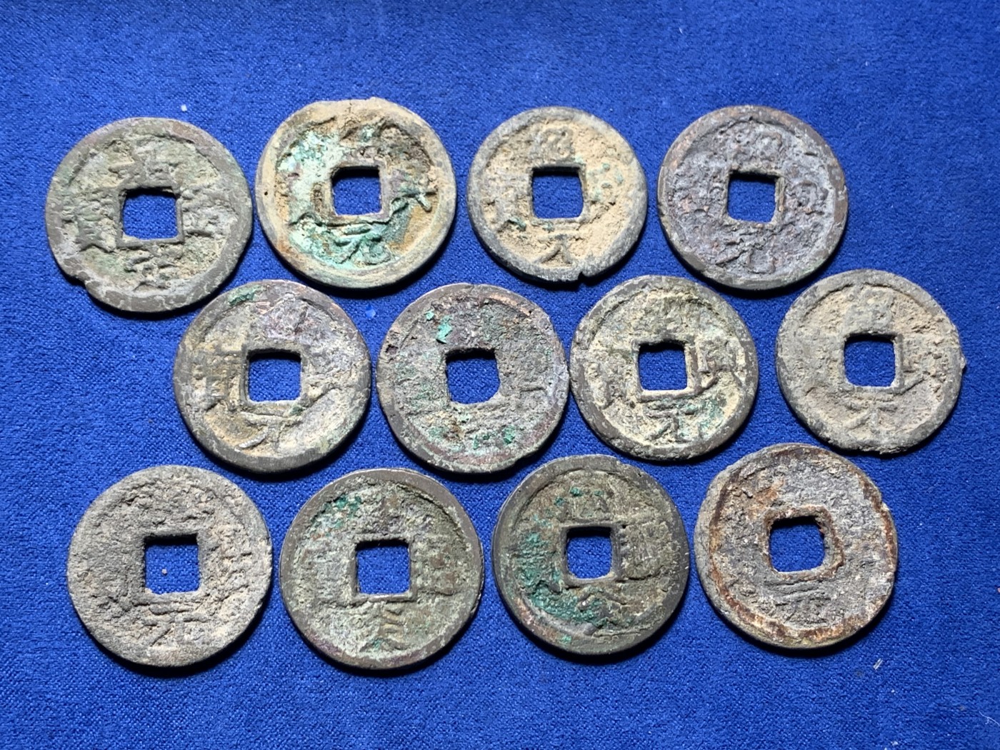 《竞宝斋》第258场-周日，周一 2场连拍 (全场包邮) 12枚一组 南宋折钱，2建炎，7绍兴，1嘉定，2淳熙，绍兴建炎清理完应该不错，嘉定品相一般，但均无漏裂，单买都要几十的东西。