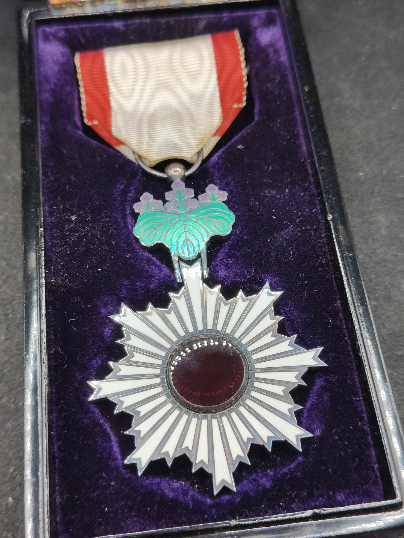 全场0元起拍 第148期 咸鱼国勋章拍卖专场 4月17日（周三）下午6：00开始 日本六等旭日章 银制带盒