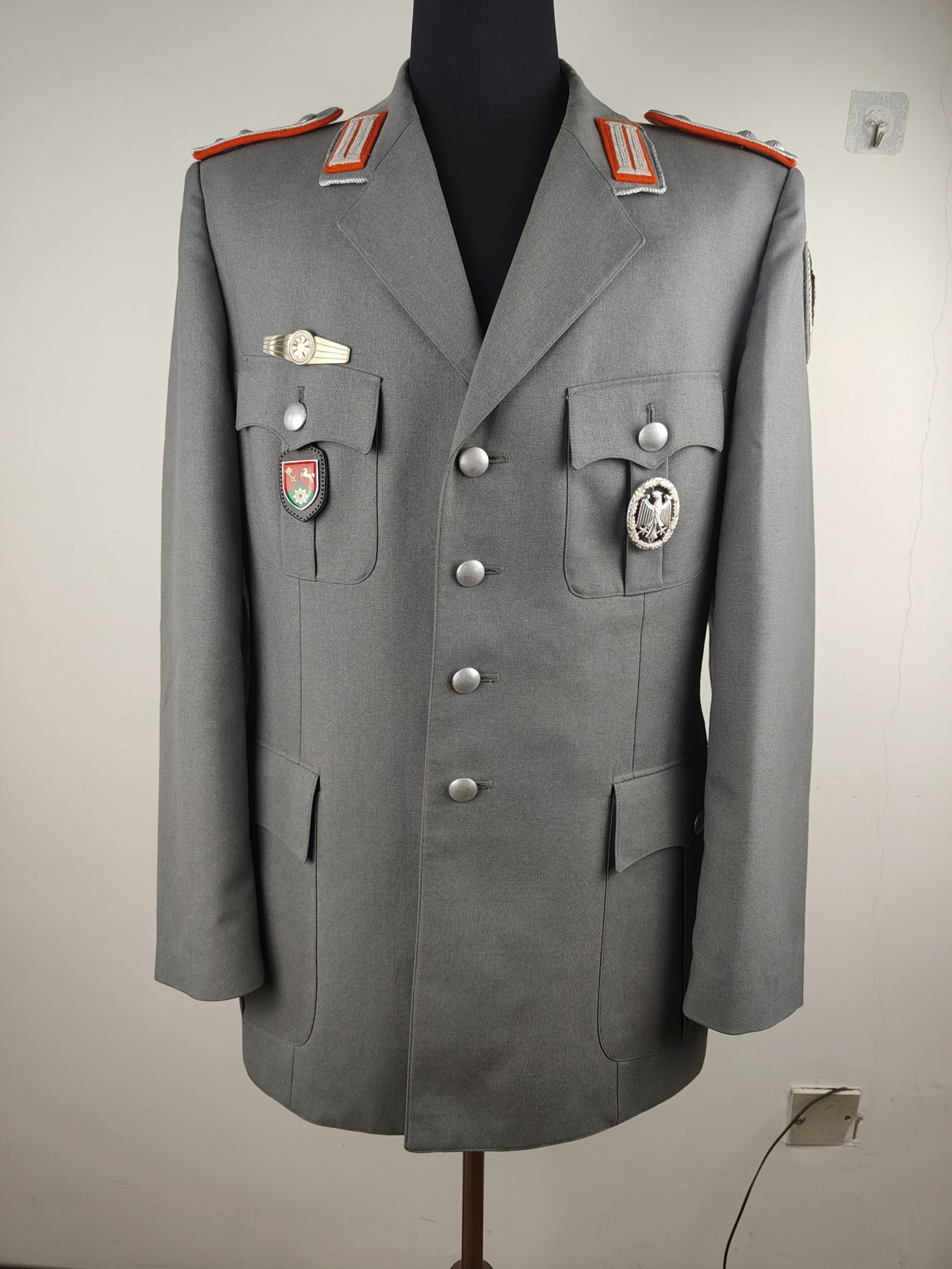 全场0元起拍 第148期 咸鱼国勋章拍卖专场 4月17日（周三）下午6：00开始 西德陆军宪兵尉官常服上衣 胸围 108 肩宽46 衣长84 袖长66