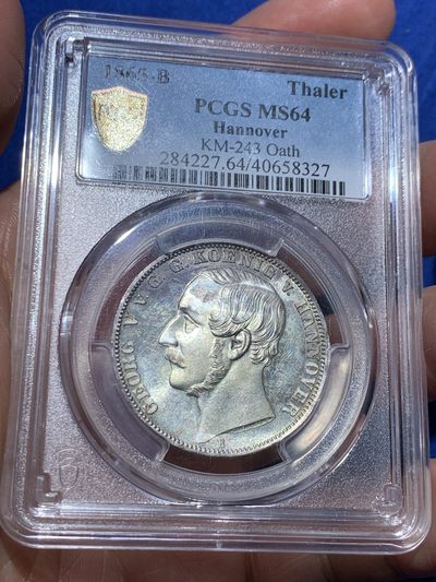 《竞宝斋》第258场-周日，周一 2场连拍 (全场包邮) - PCGS MS64 德国 1865年 汉诺威橡树泰勒 镜面初铸感强烈 巧合的是树顶有一湾岁月沉淀出的月牙彩 正好映衬在弗里斯兰誓言Eala Frya Fresena（起来，自由的弗里斯人）上 这应该就是站在橡树下为自由而战的士兵 抬头能望见的天空 心中在畅想的未来 五彩斑斓 充满希望 悄然凸显出这枚箴言纪念泰勒的核心内涵