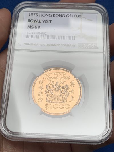 《竞宝斋》第258场-周日，周一 2场连拍 (全场包邮) - NGC-MS69冠军分 香港1975年英女王第一次访港1000元金币 附带红色天鹅绒原盒 港英盾徽 第一轮比第二轮稀少很多 普制的69冠军分仅仅十枚 金价新一轮突破天际 15.97克 0.917金