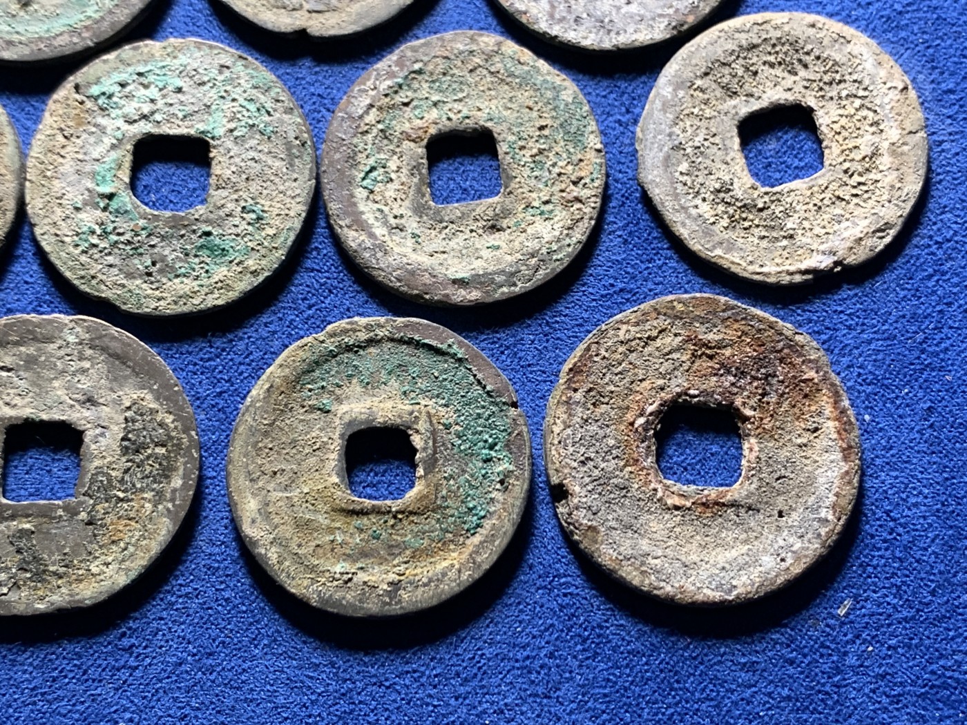 《竞宝斋》第258场-周日，周一 2场连拍 (全场包邮) 12枚一组 南宋折钱，2建炎，7绍兴，1嘉定，2淳熙，绍兴建炎清理完应该不错，嘉定品相一般，但均无漏裂，单买都要几十的东西。