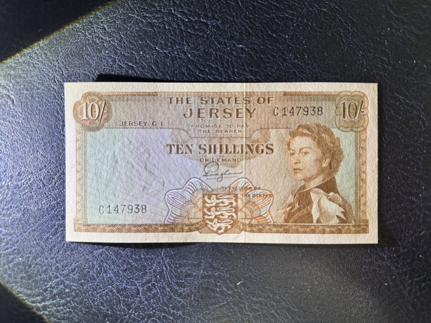 收藏联盟Quantum Auction 第338期拍卖  泽西岛1963年10先令 品相UNC-  潮斑 戎装女王