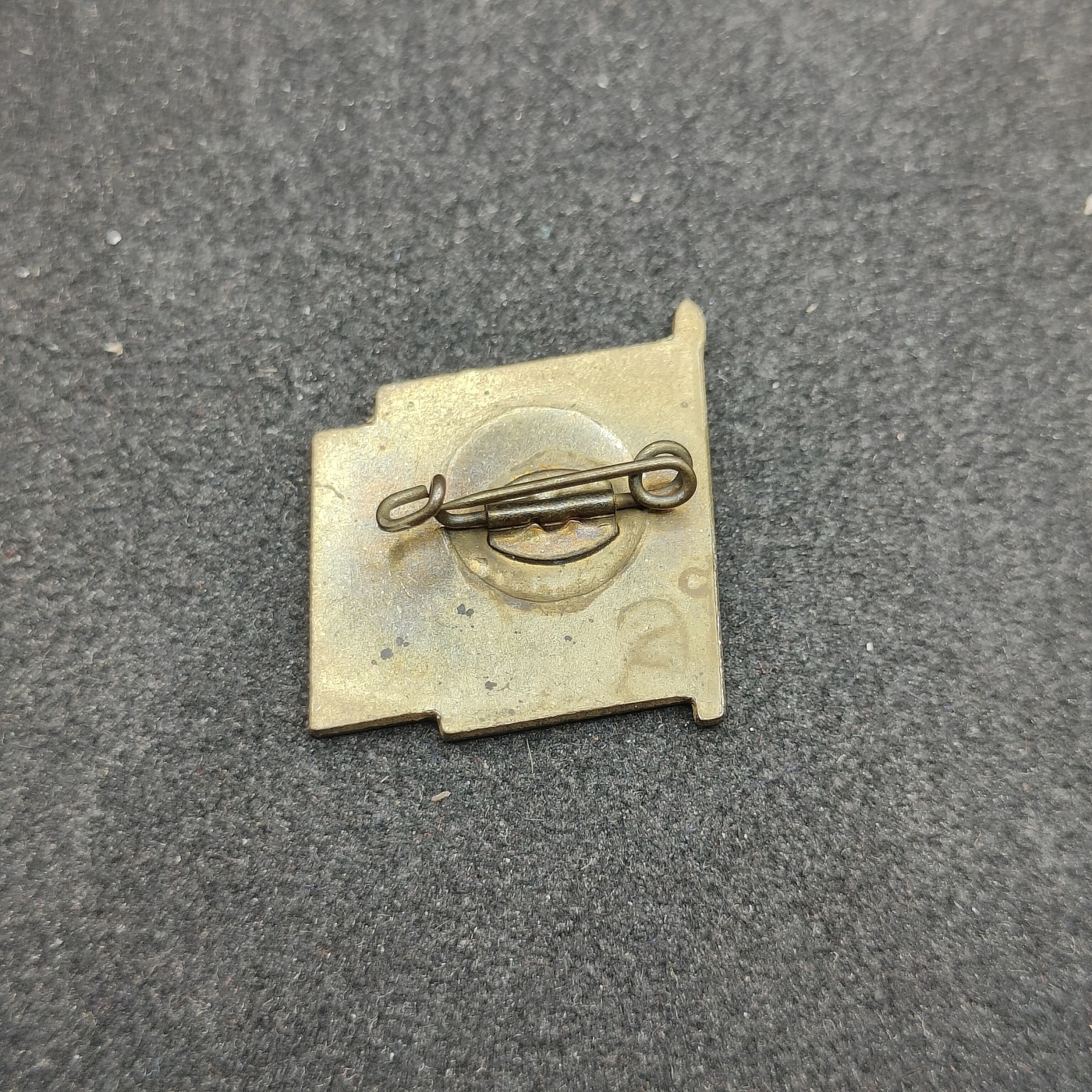 全场0元起拍 第148期 咸鱼国勋章拍卖专场 4月17日（周三）下午6：00开始 东德恩斯特台尔曼先锋队队徽