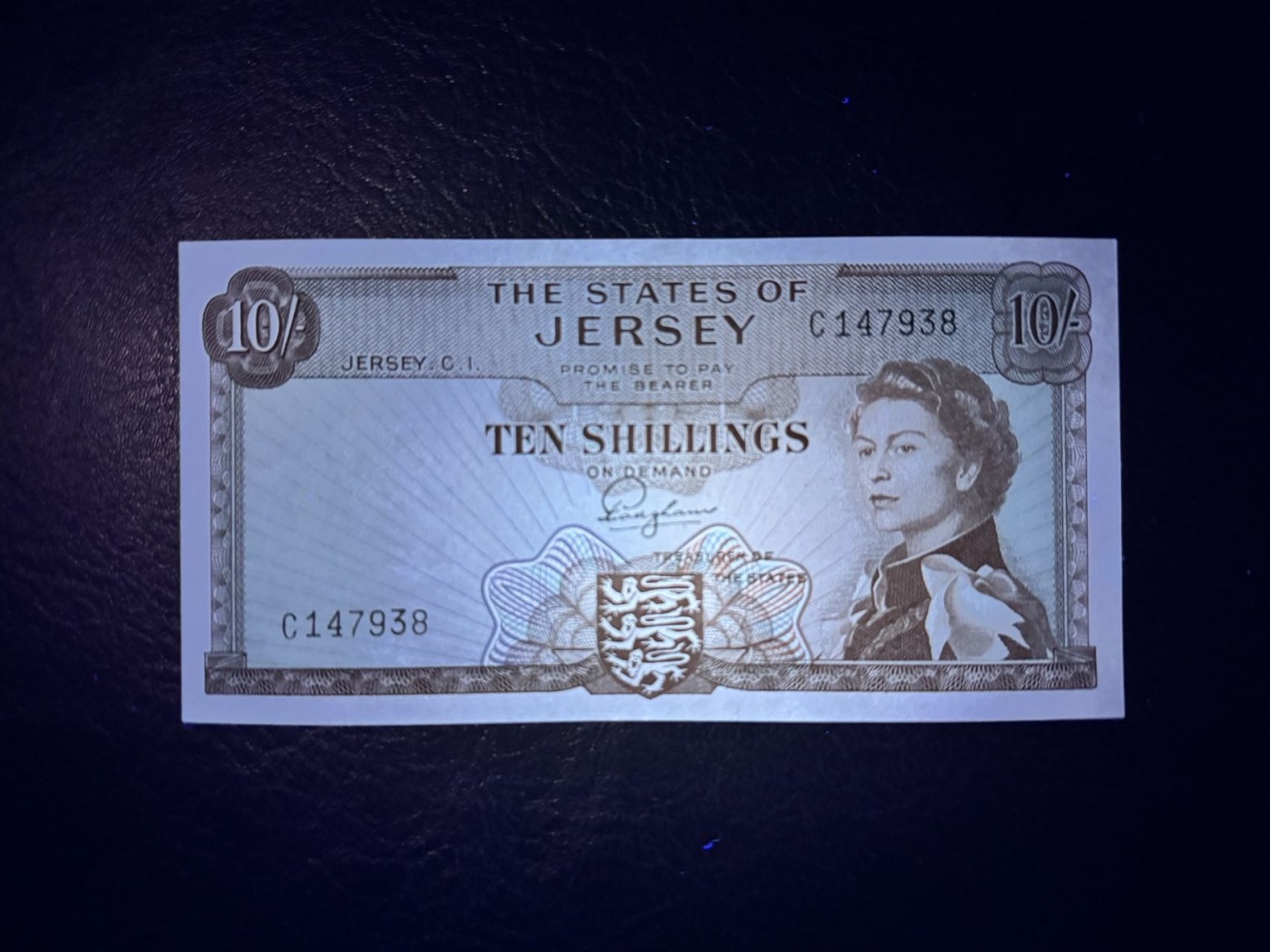收藏联盟Quantum Auction 第338期拍卖  泽西岛1963年10先令 品相UNC-  潮斑 戎装女王
