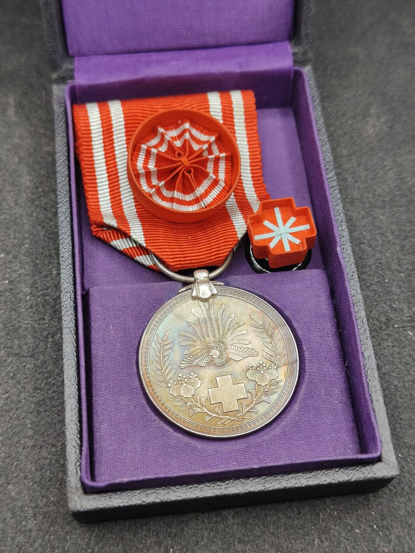 全场0元起拍 第148期 咸鱼国勋章拍卖专场 4月17日（周三）下午6：00开始 日本早期纸皮盒 赤十字特别社员章 银制带盒略