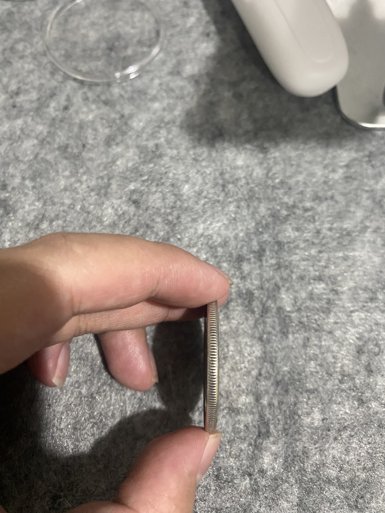 加拿大1961划船银币，伊丽莎白女王头像。正面人像有非常漂亮的黑色五彩包浆。