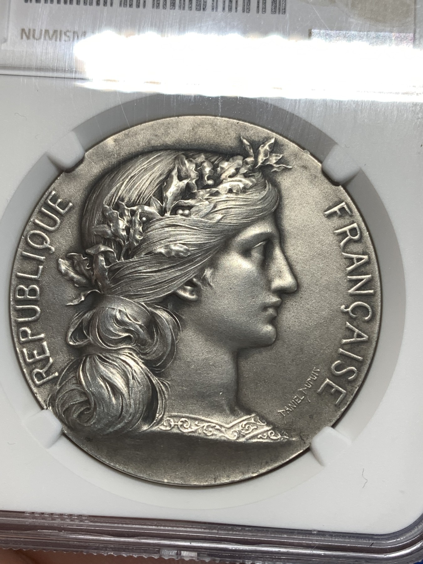 《竞宝斋》第258场-周日，周一 2场连拍 (全场包邮) NGC MS61 法国花环女神纪念大银章，少见的一款法国银章，高浮雕， 状态极佳。