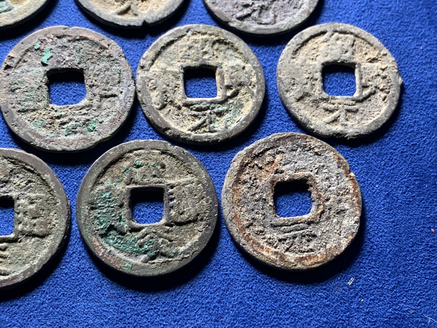 《竞宝斋》第258场-周日，周一 2场连拍 (全场包邮) 12枚一组 南宋折钱，2建炎，7绍兴，1嘉定，2淳熙，绍兴建炎清理完应该不错，嘉定品相一般，但均无漏裂，单买都要几十的东西。