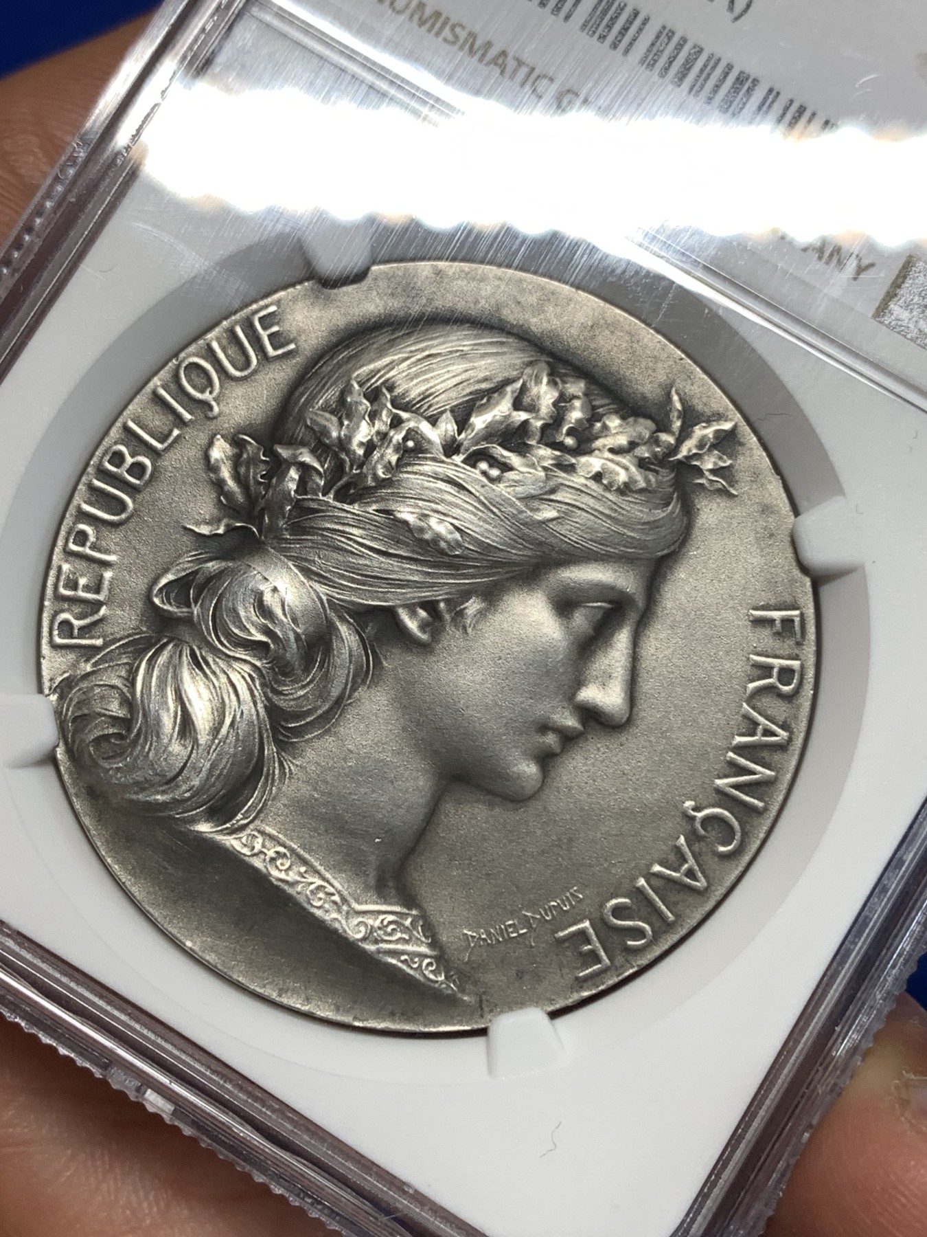 《竞宝斋》第258场-周日，周一 2场连拍 (全场包邮) NGC MS61 法国花环女神纪念大银章，少见的一款法国银章，高浮雕， 状态极佳。