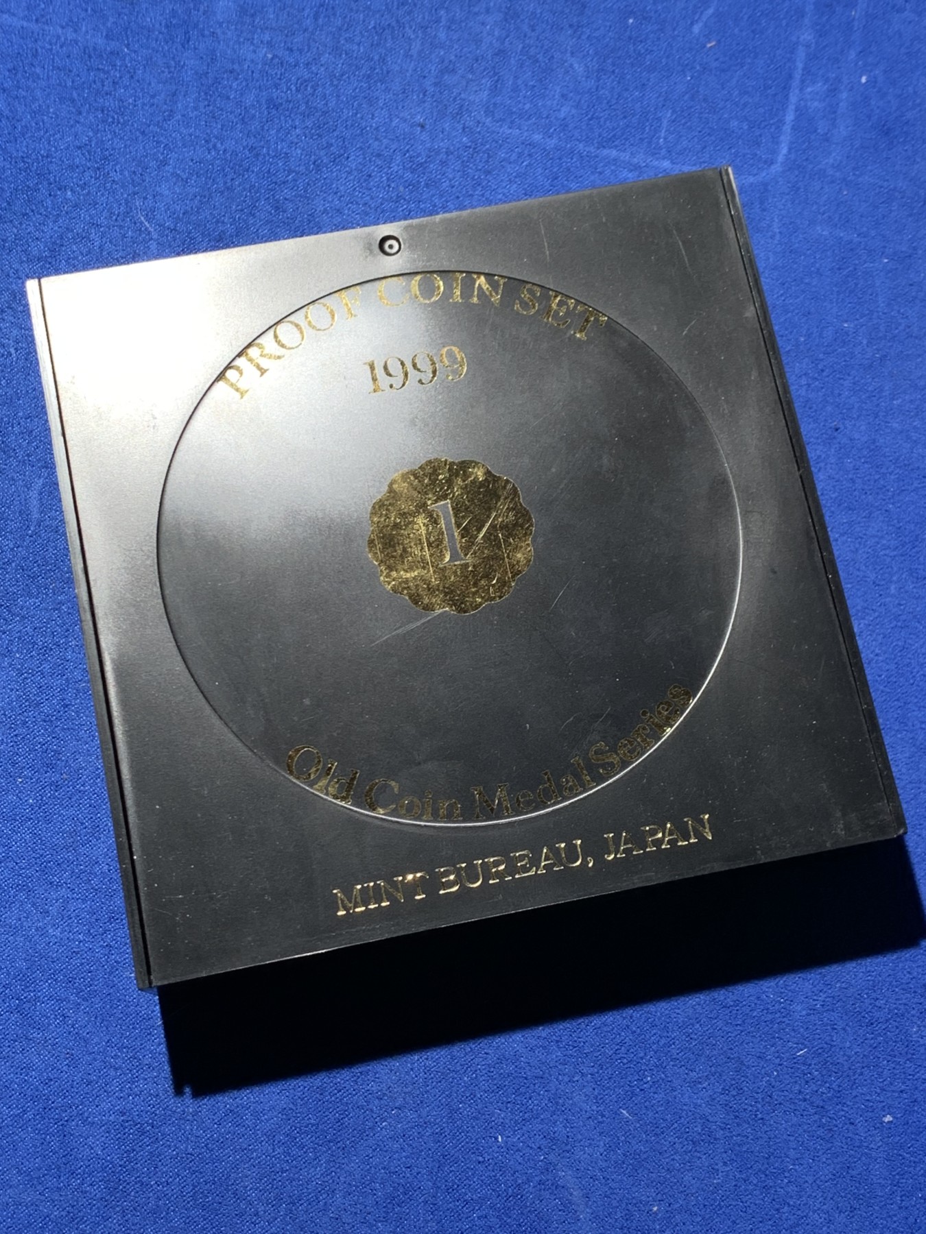 《竞宝斋》第259场-周日，周一 2场连拍 (全场包邮) 日本1999年精制套币，含一枚镀金银章