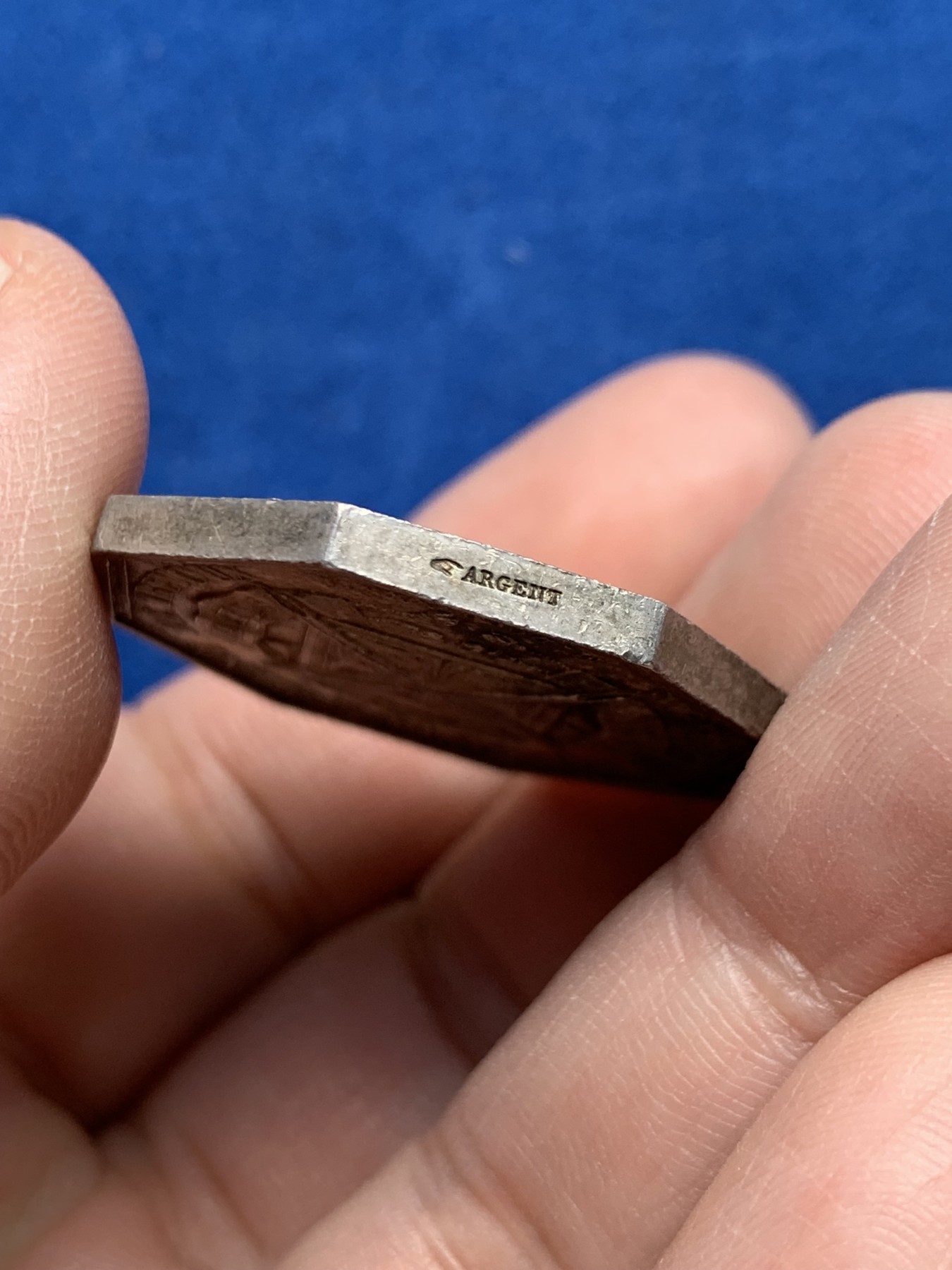 《竞宝斋》第259场-周日，周一 2场连拍 (全场包邮) 法国1845-1860特雷武公证处八角银质代币 17.54g 32mm 手指边铭