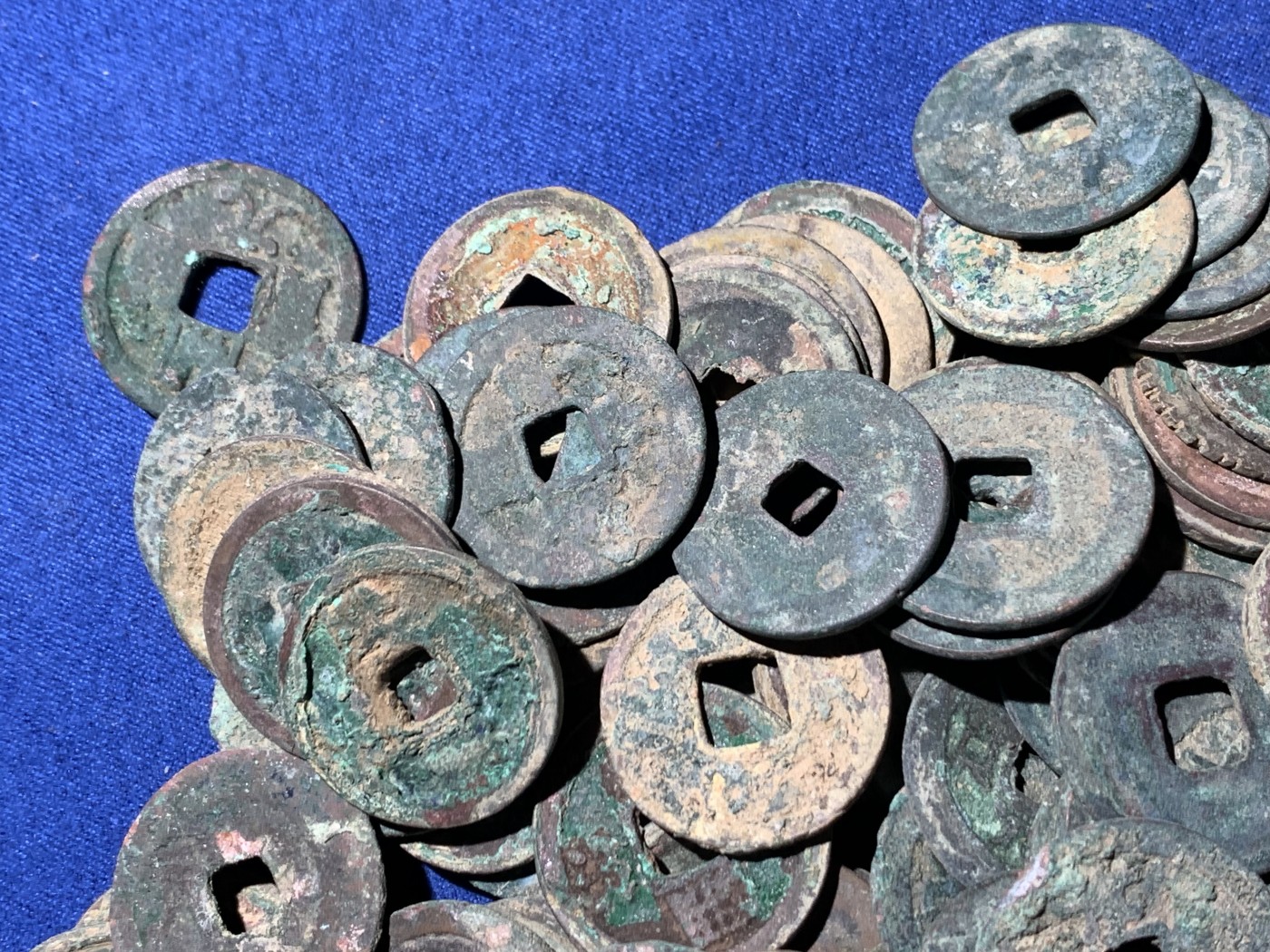 《竞宝斋》第259场-周日，周一 2场连拍 (全场包邮) 南北宋钱一组 约120枚，锈色好，版别多，包含很多开元，政和，新手不懂版别未挑，字口好的也不会清理。漏裂极少，河北邯郸坑口