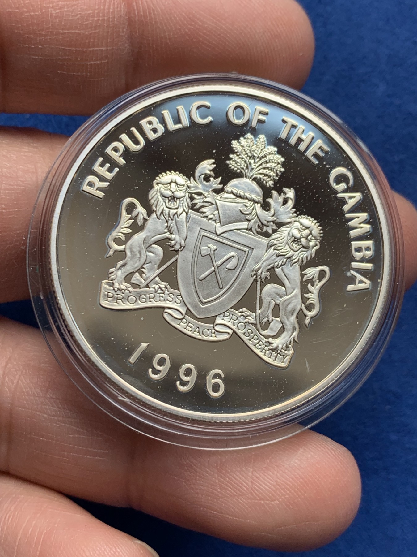 《竞宝斋》第259场-周日，周一 2场连拍 (全场包邮) 冈比亚1996年10达拉西精制大银币 925银 直径38.61mm 重量28.28g